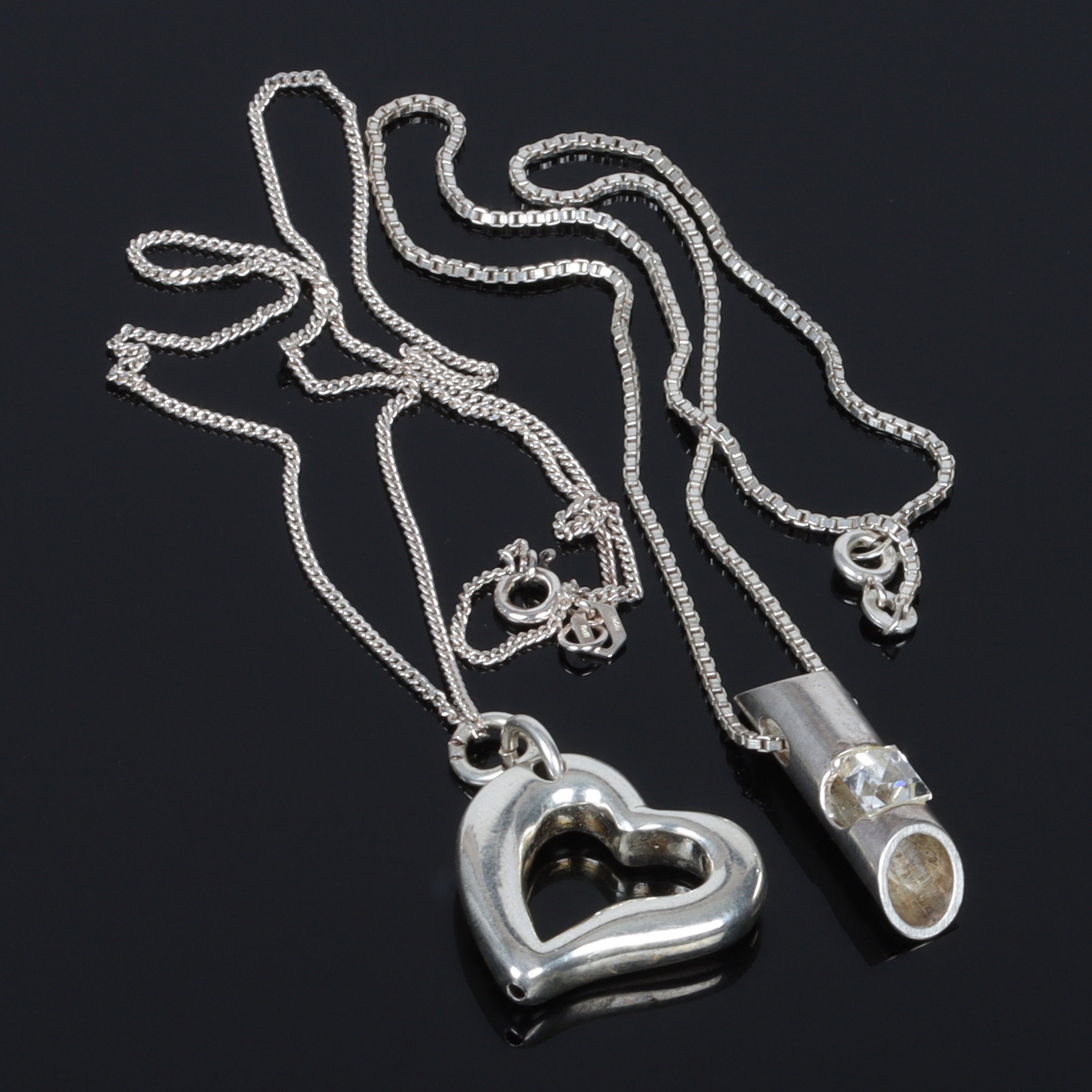 HÄNGEN, 2 st, sterlingsilver, hjärta och cylinder med bergskristall, 1900-tal och 2000-tal.