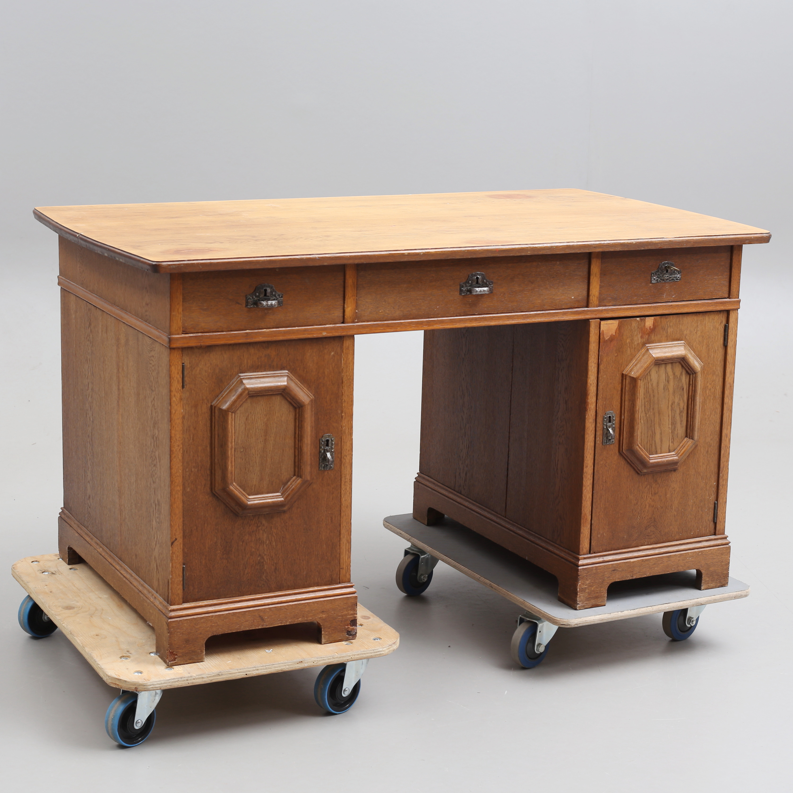 SKRIVBORD med hurtsar, 1900-talets första hälft.