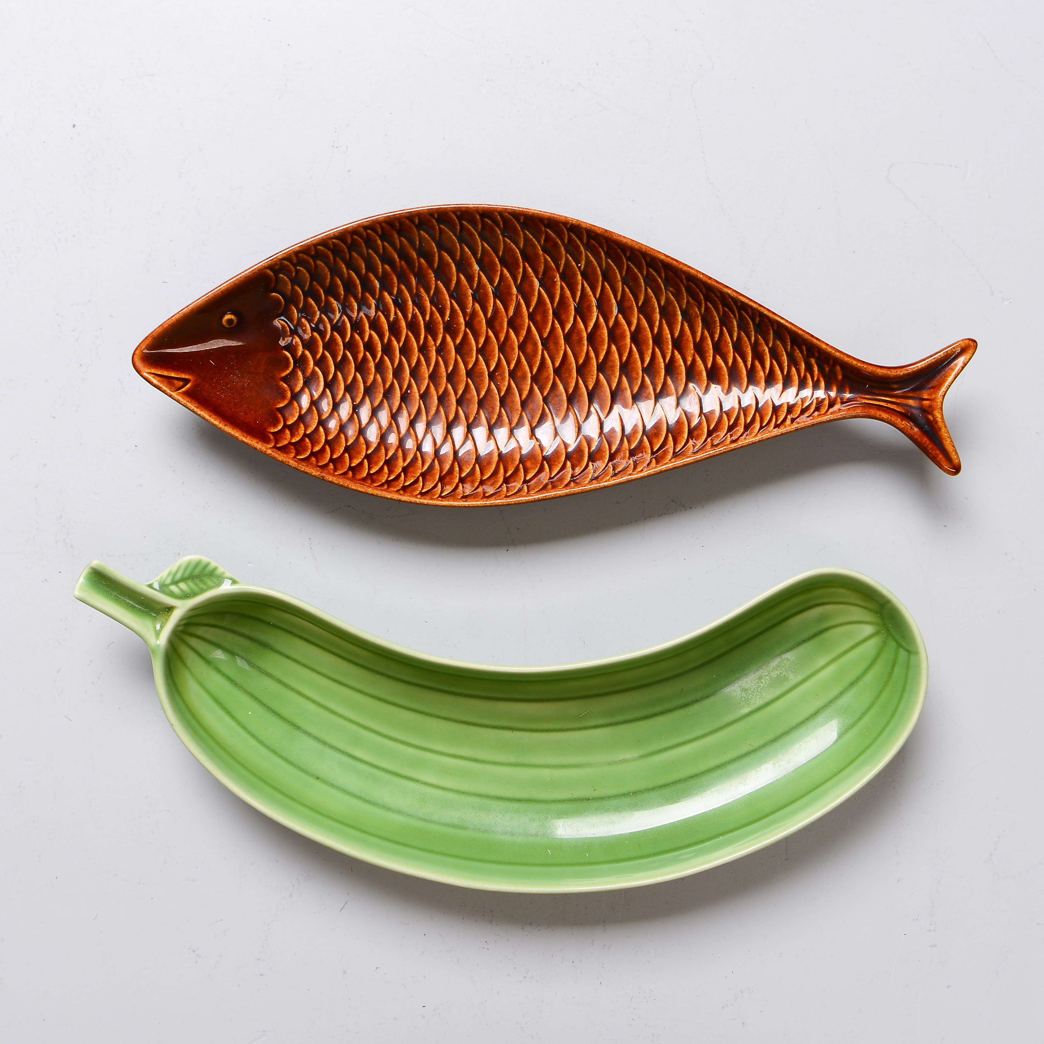 STIG LINDBERG. Fat, 2 st, "Fladen" och "Gurkan", Gustavsberg.