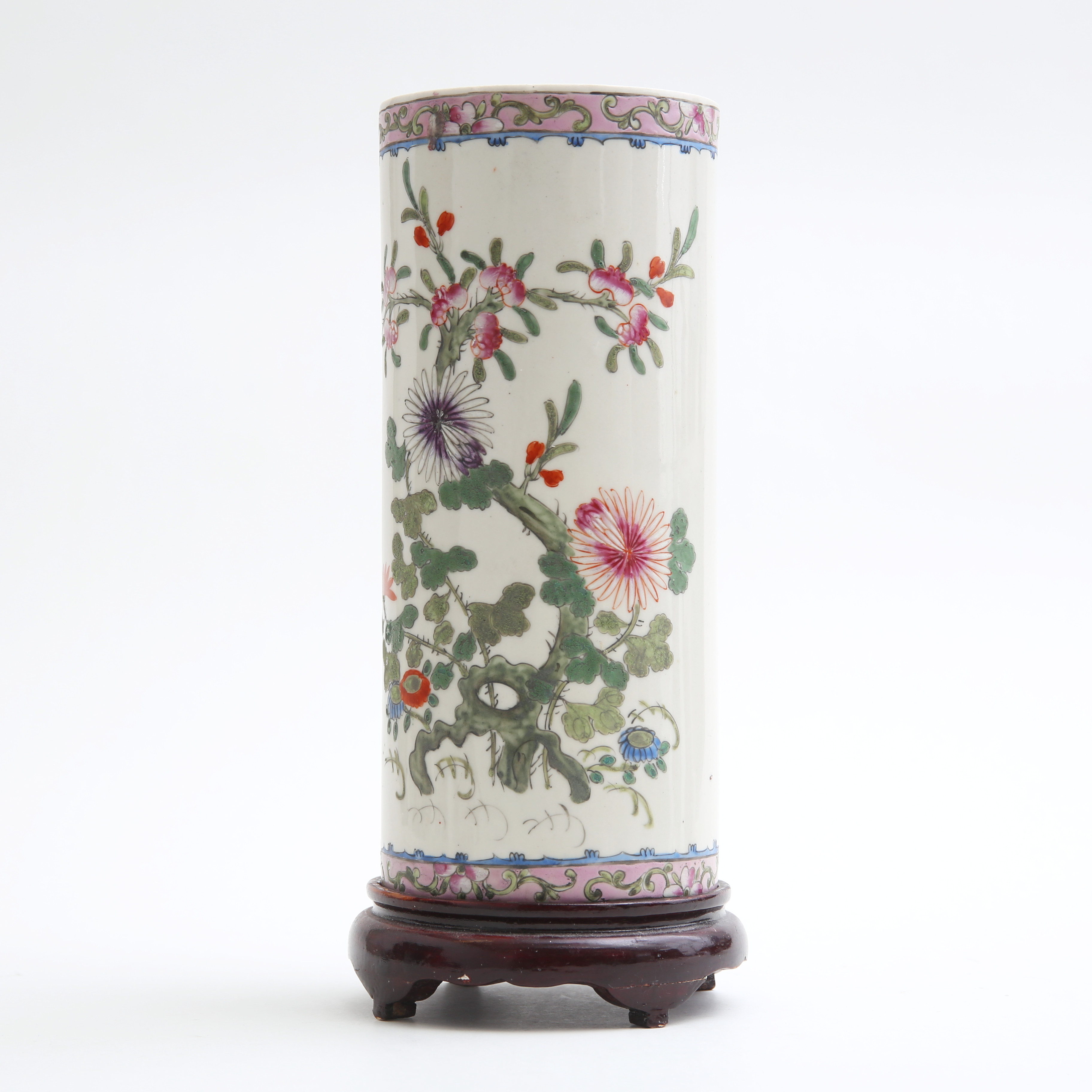 PENSELVAS PÅ TRÄSOCKEL, porslin, Kina.