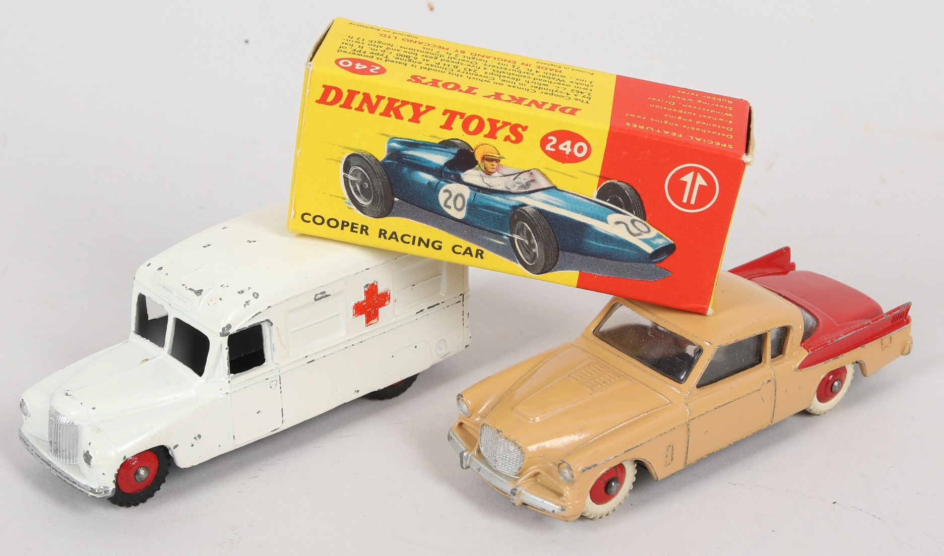 LEKSAKSBILAR, 3 st Dinky Toys.