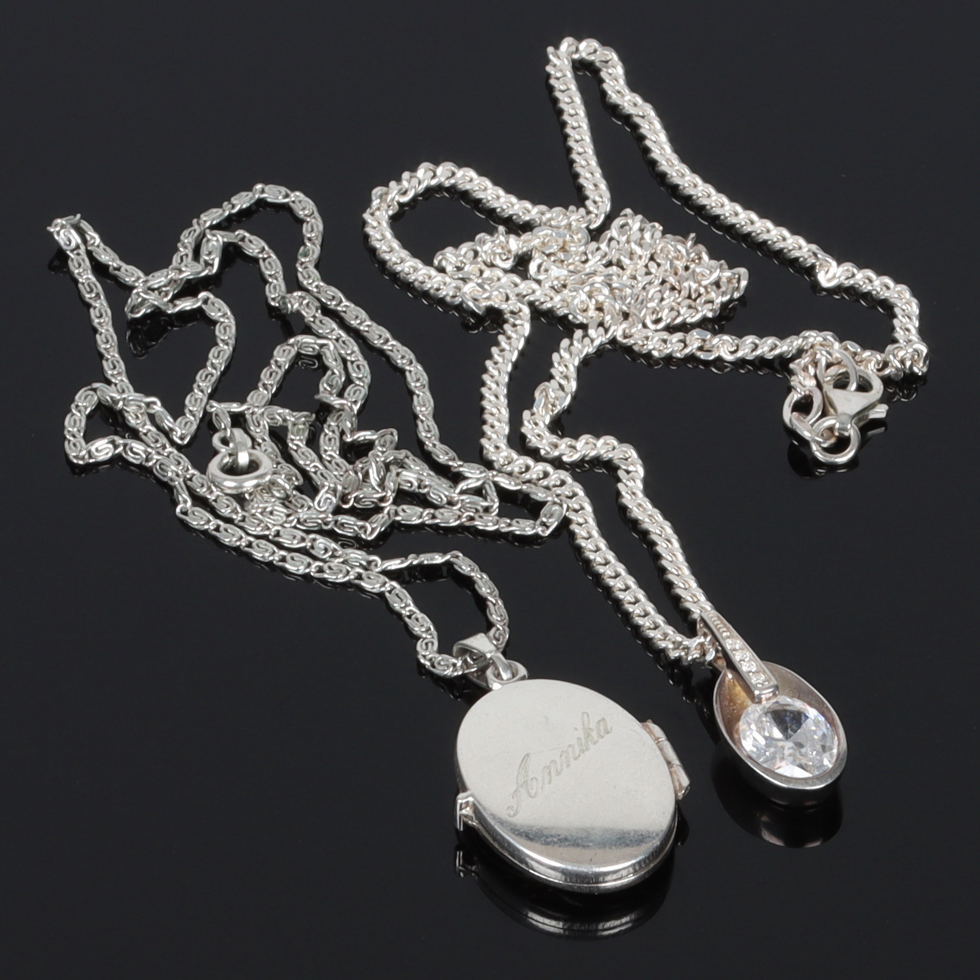 HÄNGEN, 2 st. silver, medaljong och bergskristall, 1900-tal.