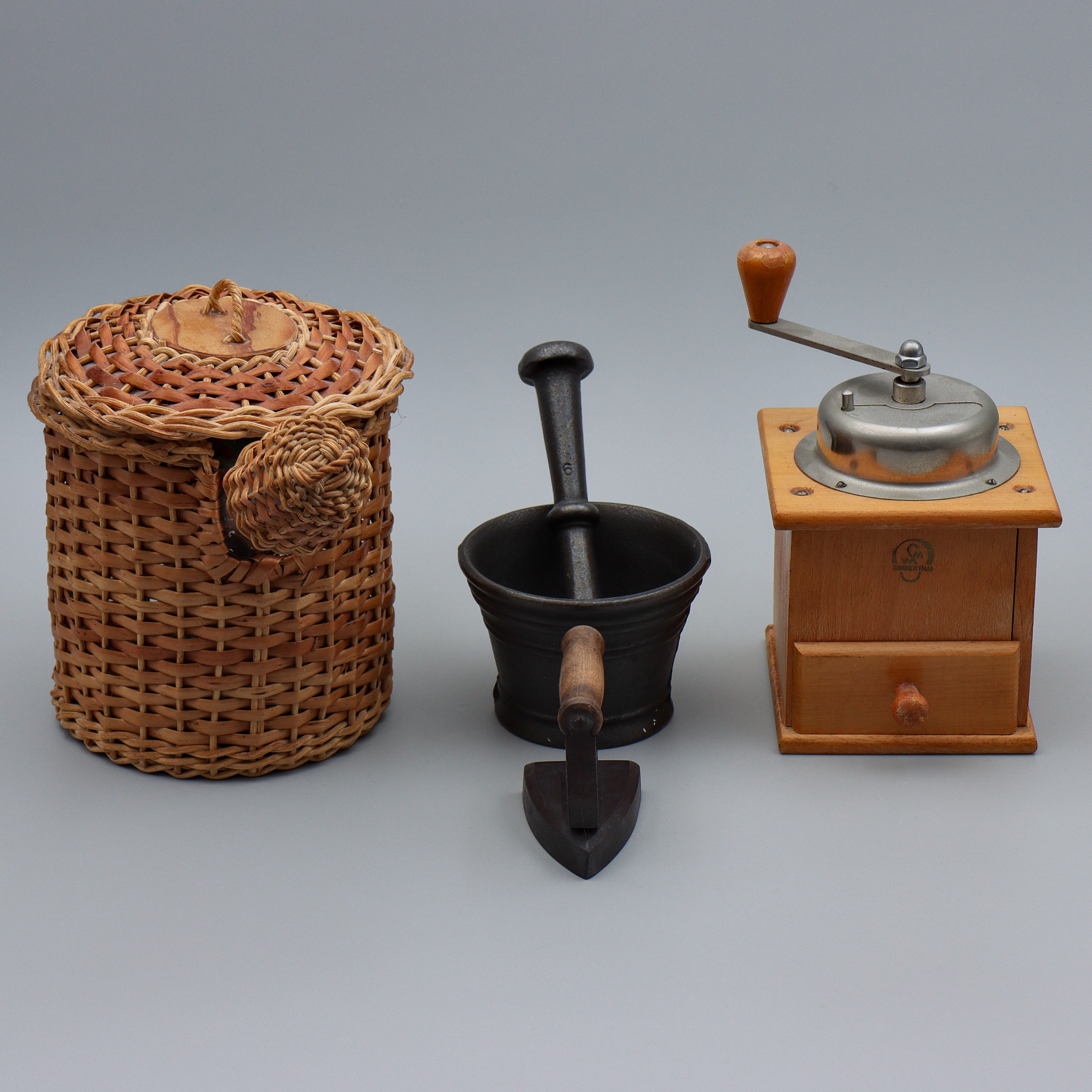 KAFFEKVARN, KAFFEPUMPA, MORTEL GJUTJÄRN SAMT LITET STRYKJÄRN.