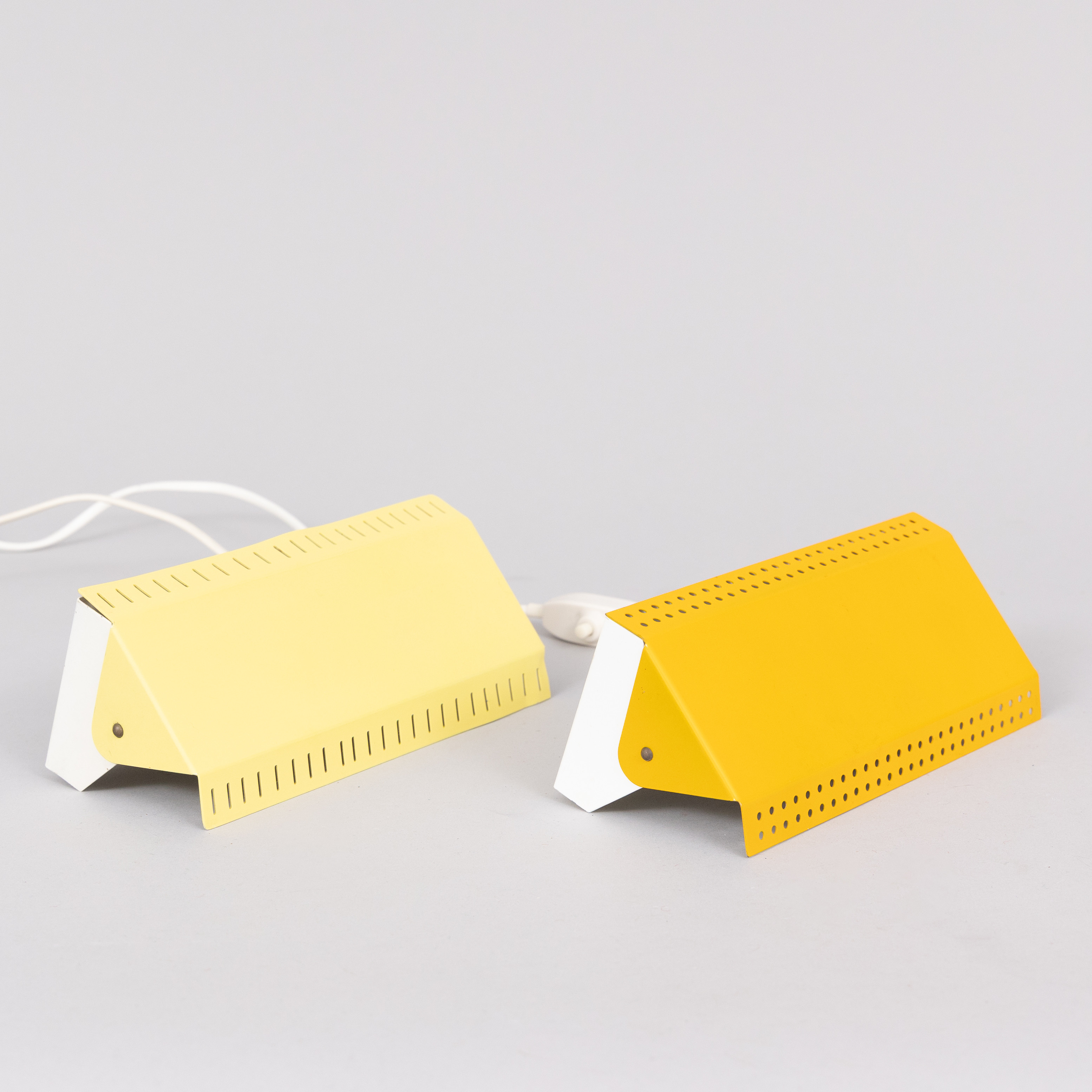 VÄGGLAMPOR/SÄNGLAMPOR, 2 stycken, Hamalux lackerad metall, 1960-70-tal, Danmark.