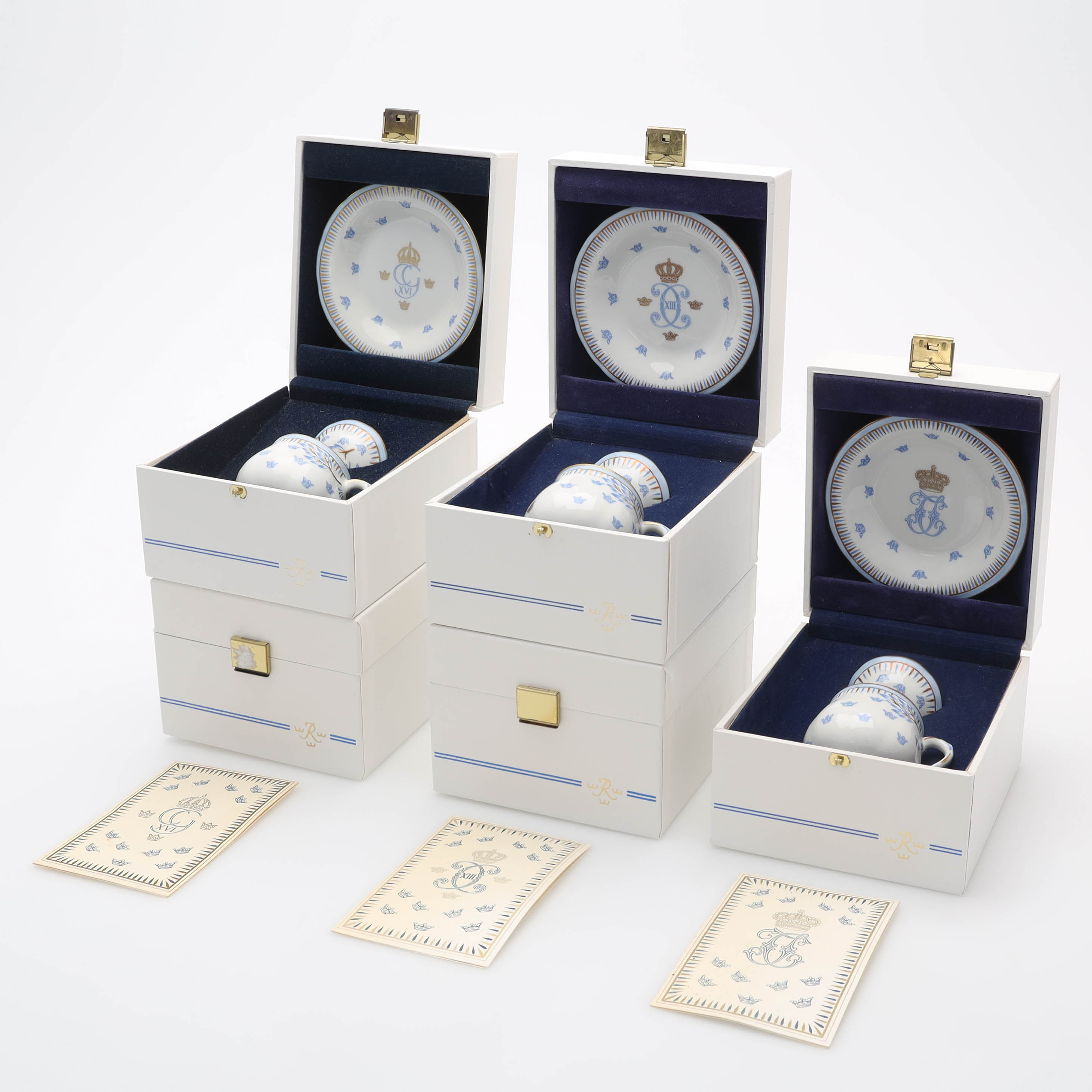 CRÉMEKOPPAR, 5 st, fältspatporslin, dekor från "Gripsholmsservisen" modell 1867, kungliga namnskiffer, Rörstrand.