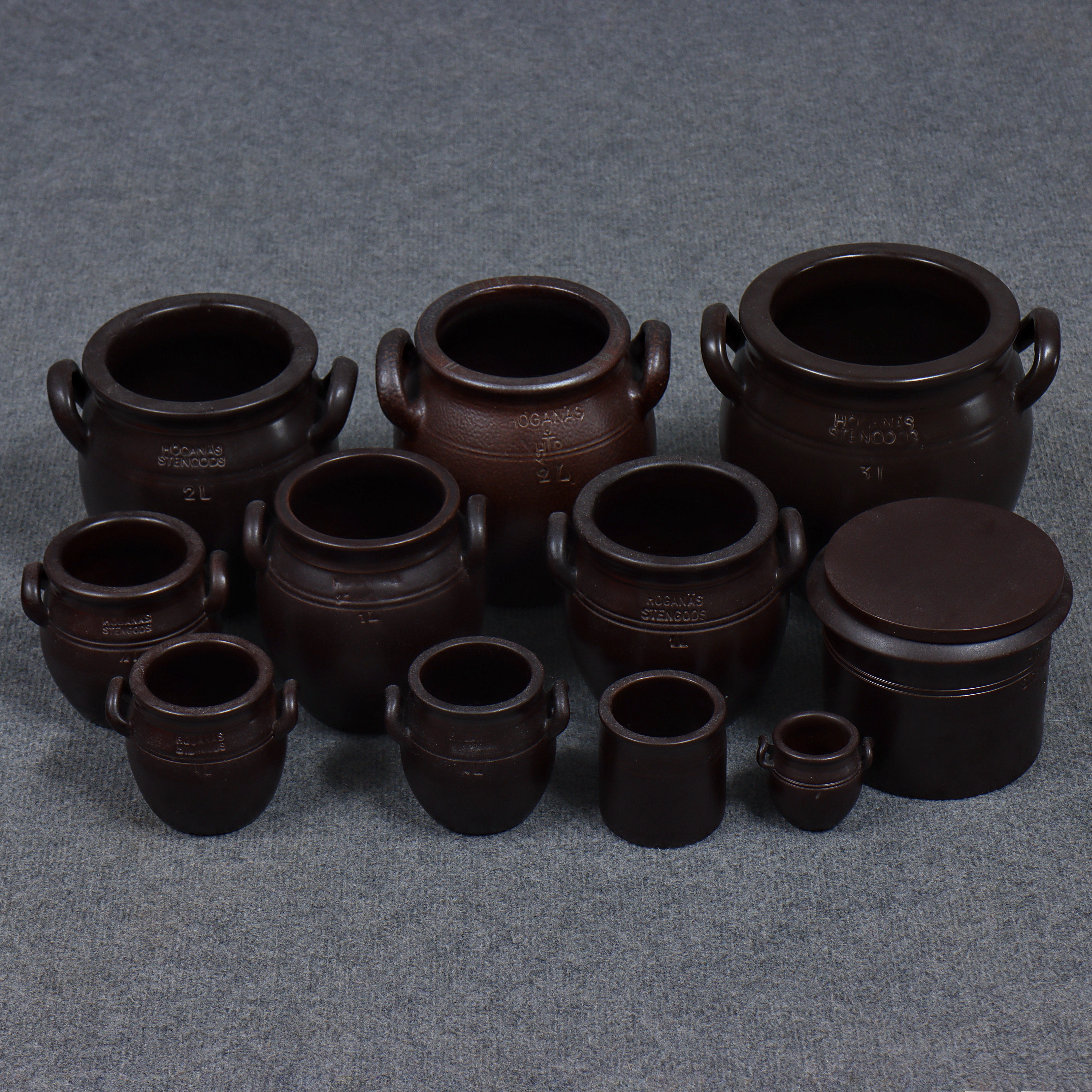 HÖGANÄSKRUS, 11 DELAR, SALTGLASERAT STENGODS.