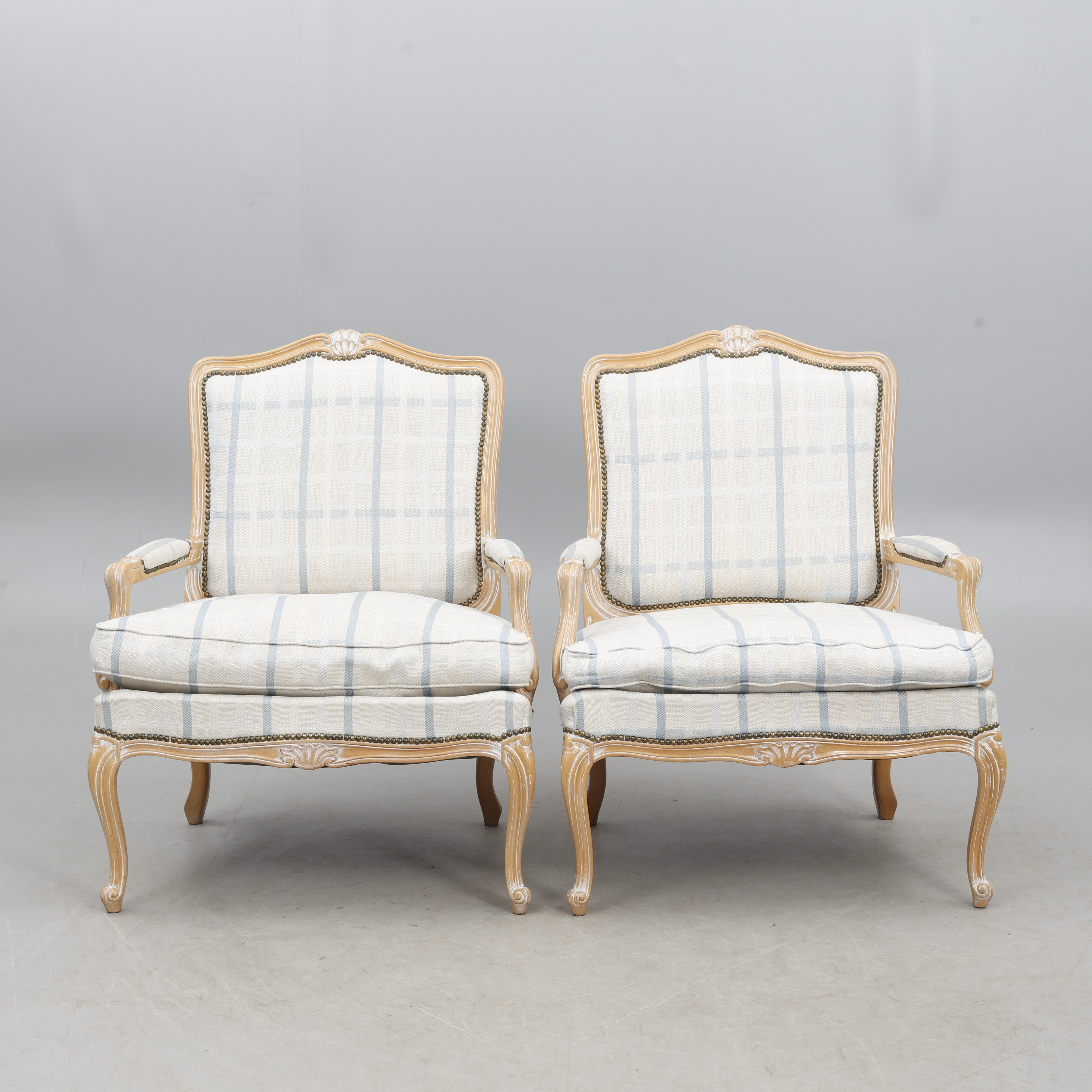 FÅTÖLJER/KARMSTOLAR, ett par, rokoko-stil, 1900-talets mitt.