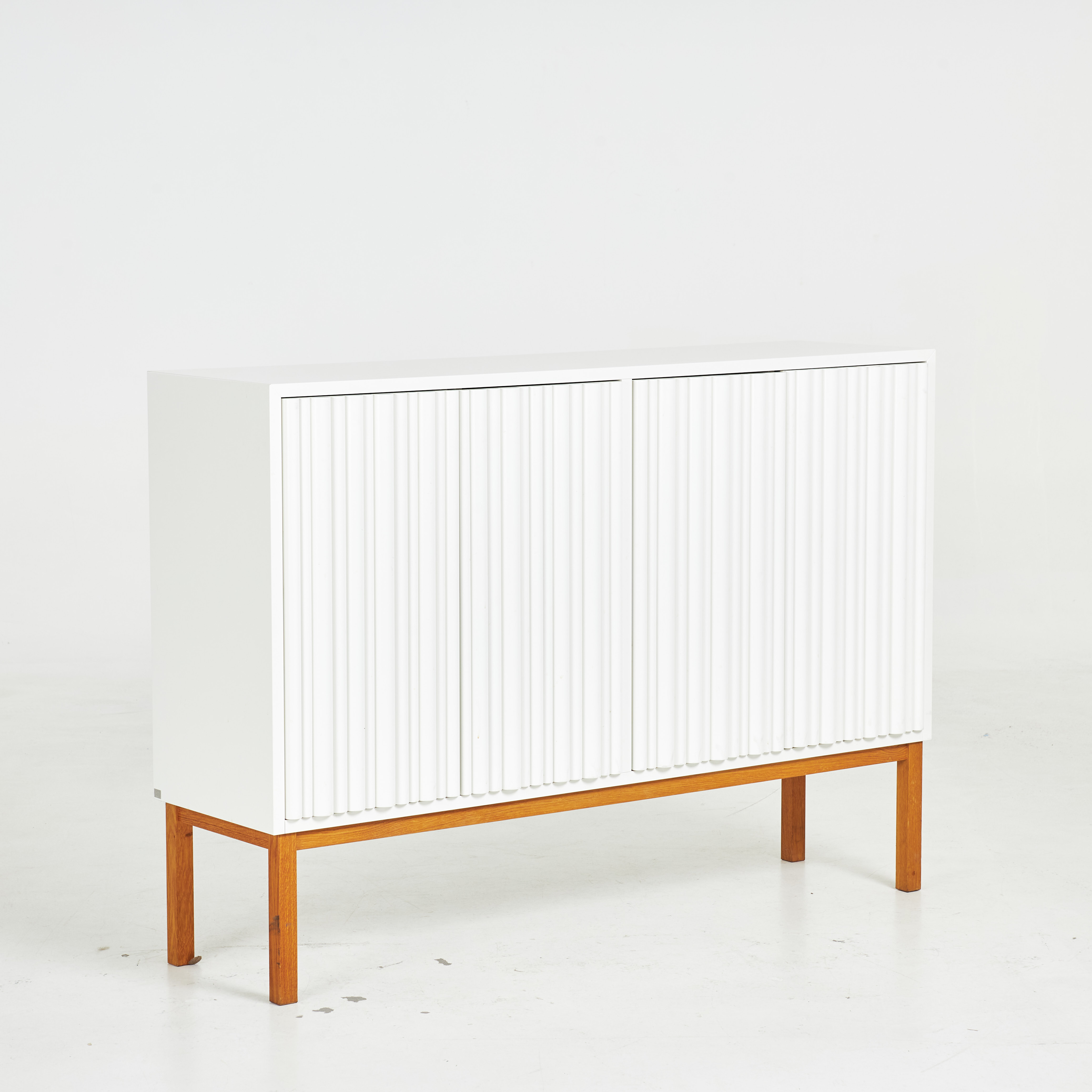 SARA LARSSON. "Collect low ", vitlackerade stavar i relief, A2 designers, samtida.