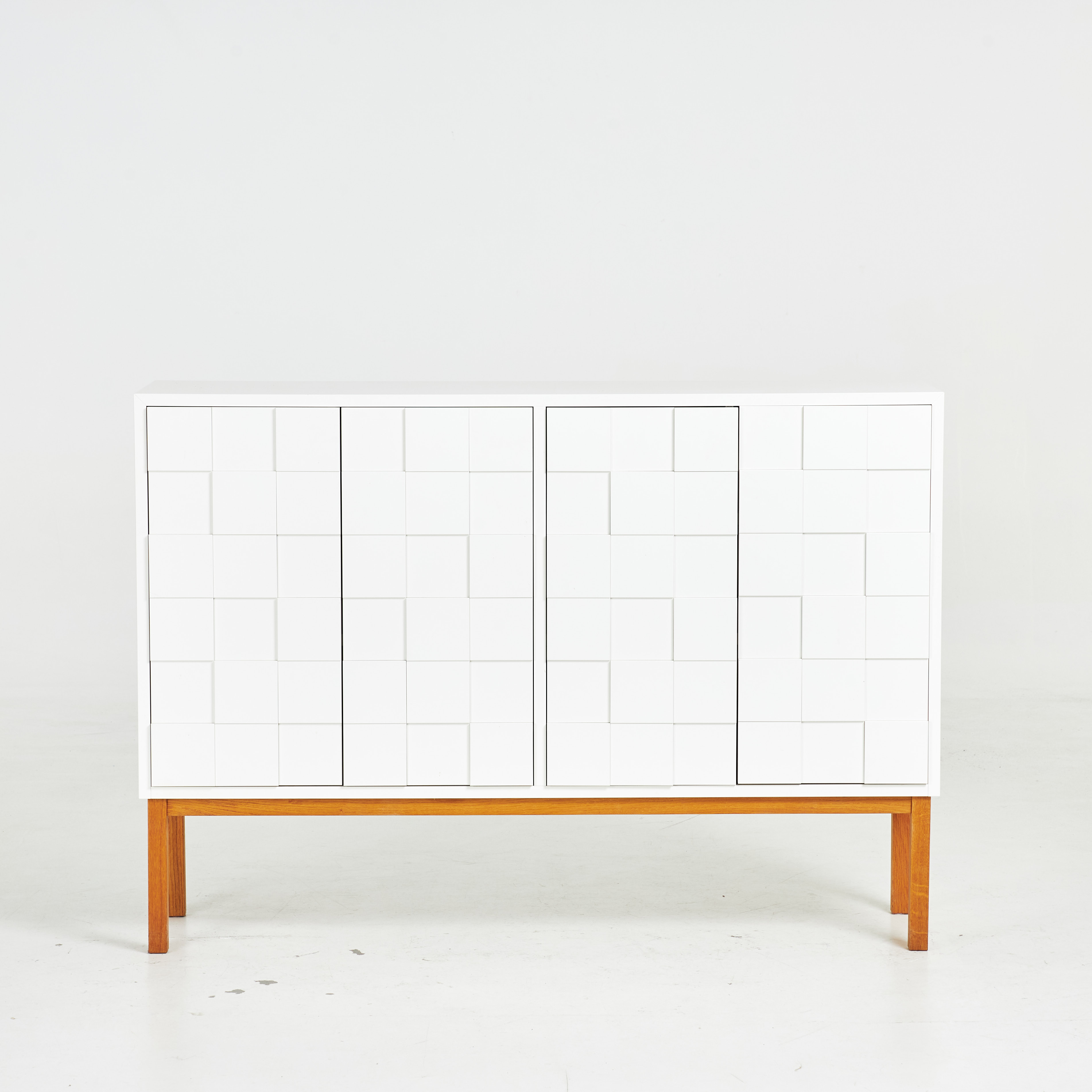 SARA LARSSON. "Collect low ", vitlackerade kuber i relief, A2 designers, samtida.