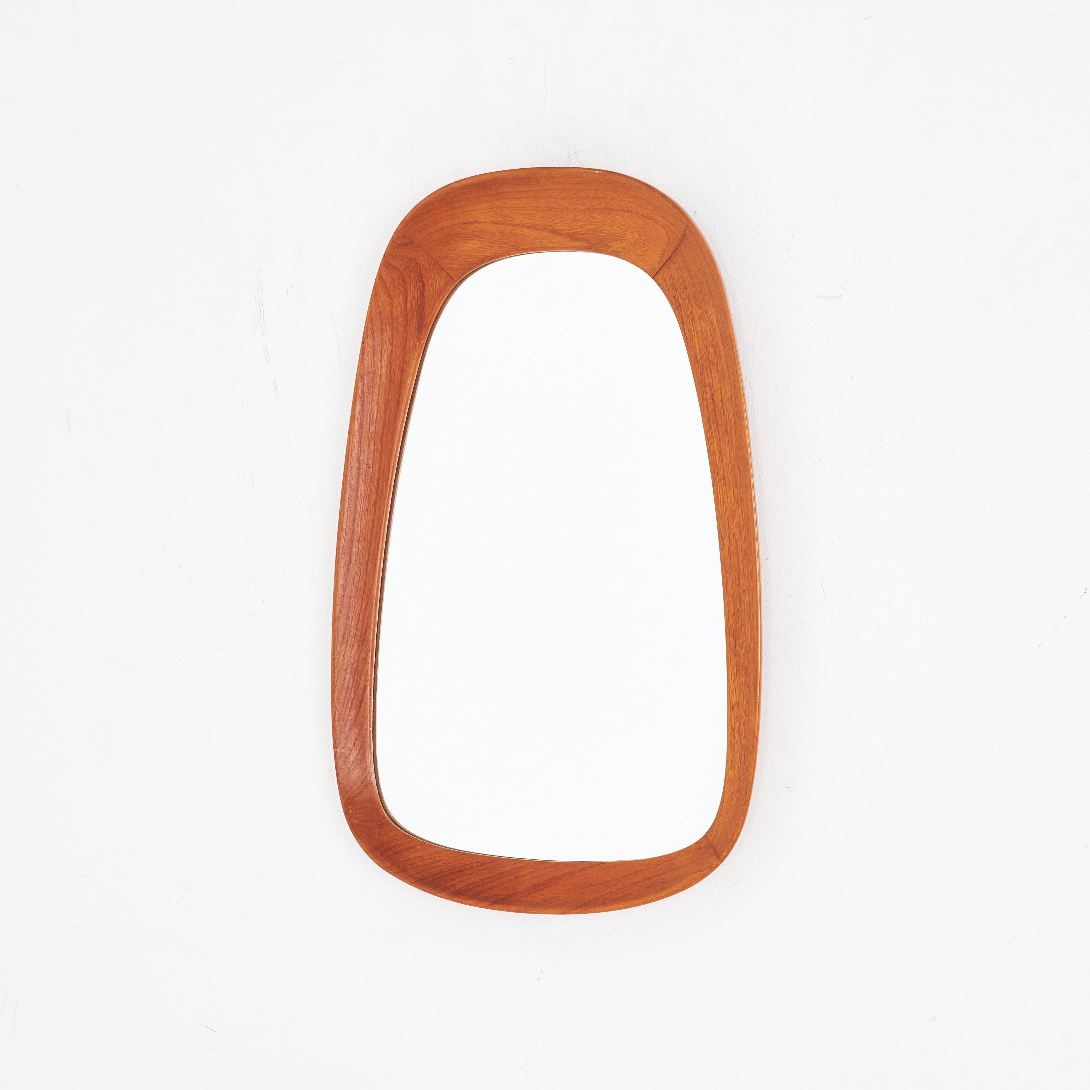 SPEGEL, "Nr. 7041", ram i teak, etikettmärkt, Ateljé Glas & Trä, 1900-talets mitt.