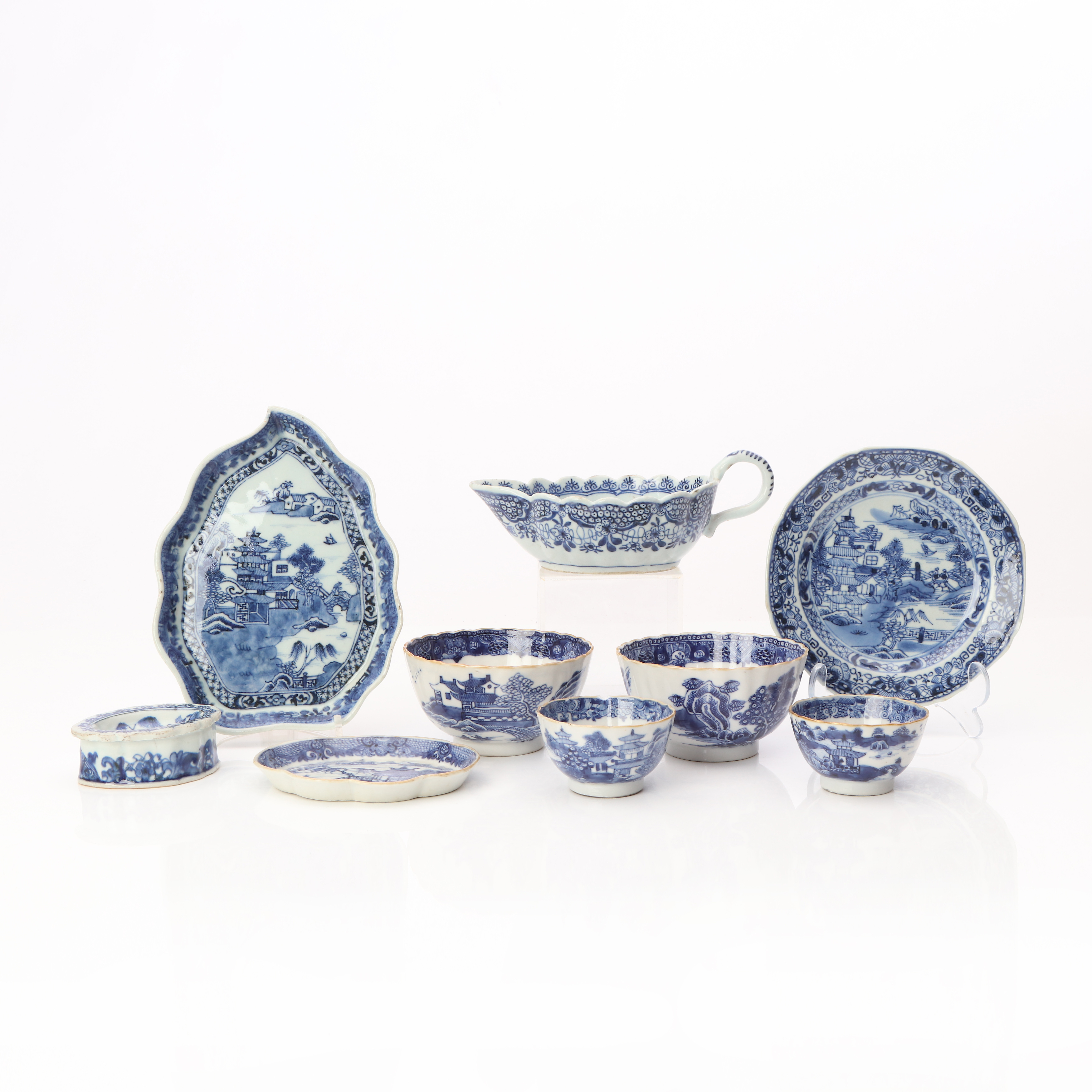 PORSLIN, NIO DELAR. Med blåvit dekor. Kina, 17-1800-tal.