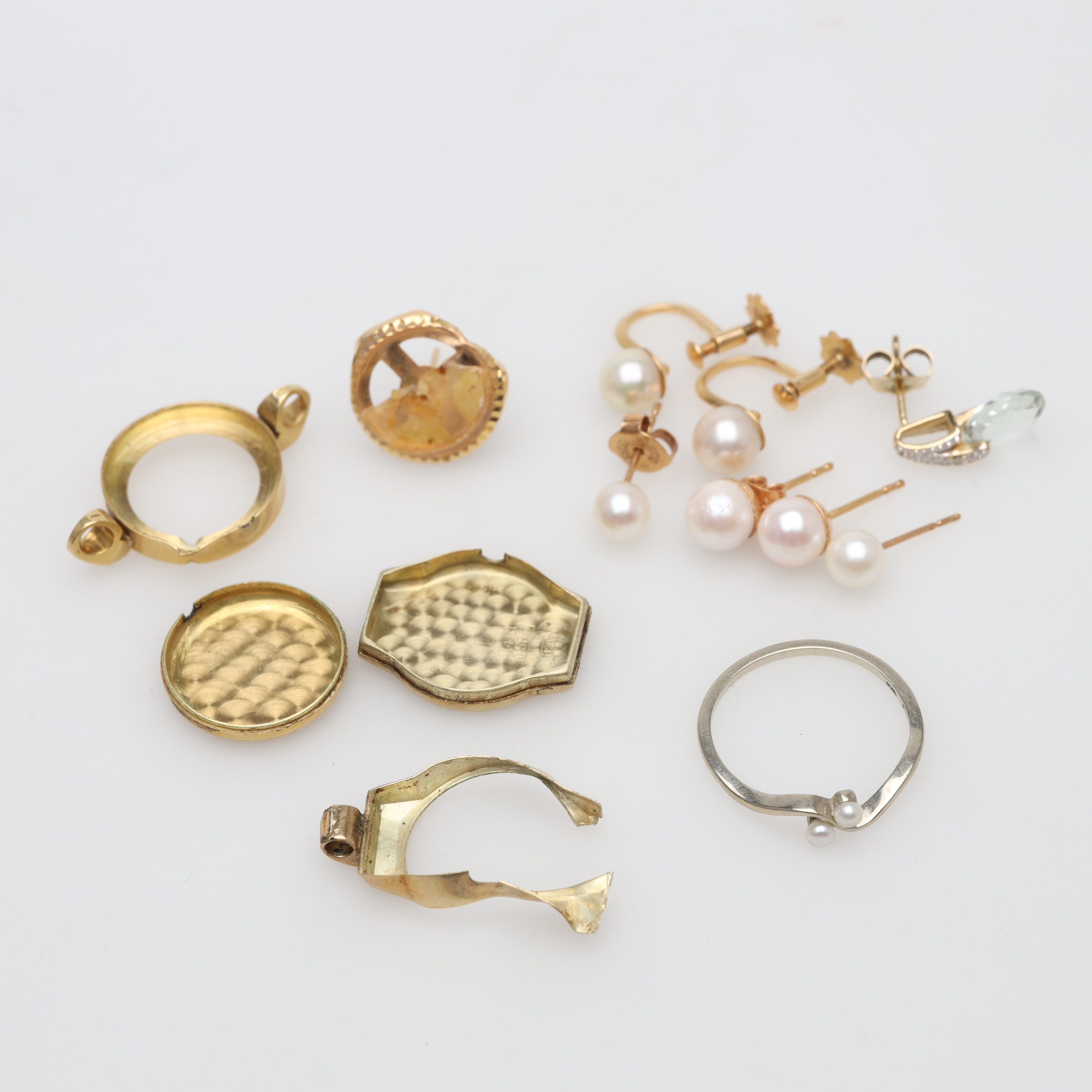 GULDFÖREMÅL 13 stycken 14/18K bruttovikt ca 13 gram.