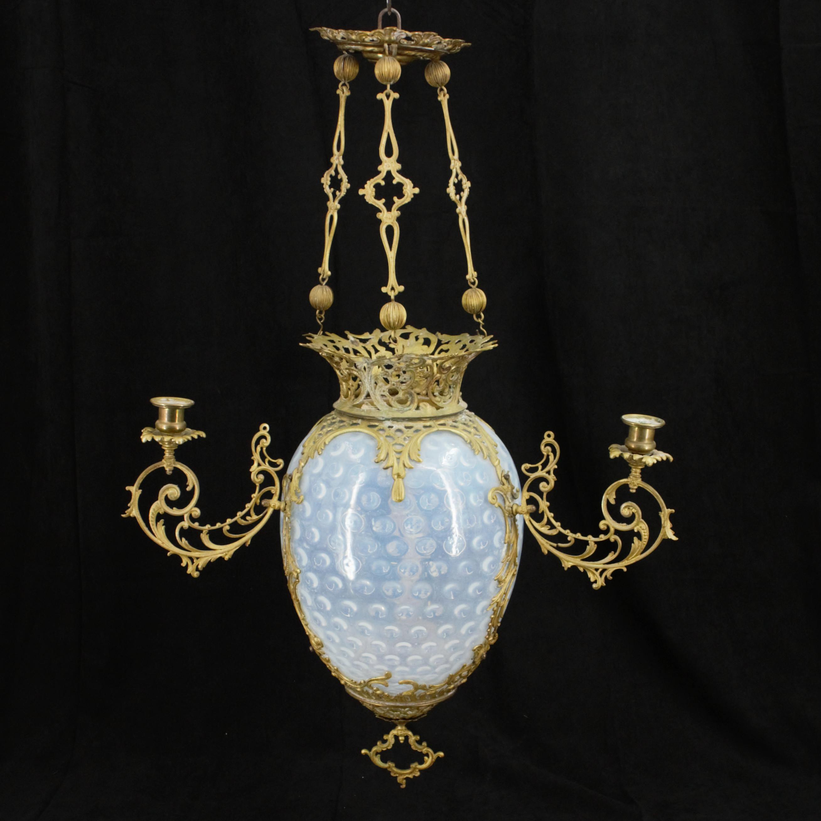 MÅNSKENSLAMPA med tre LJUSHÅLLARE, förgylldmässing, mjölkfärgad glaskupa med insides relief, 18/1900-tal.