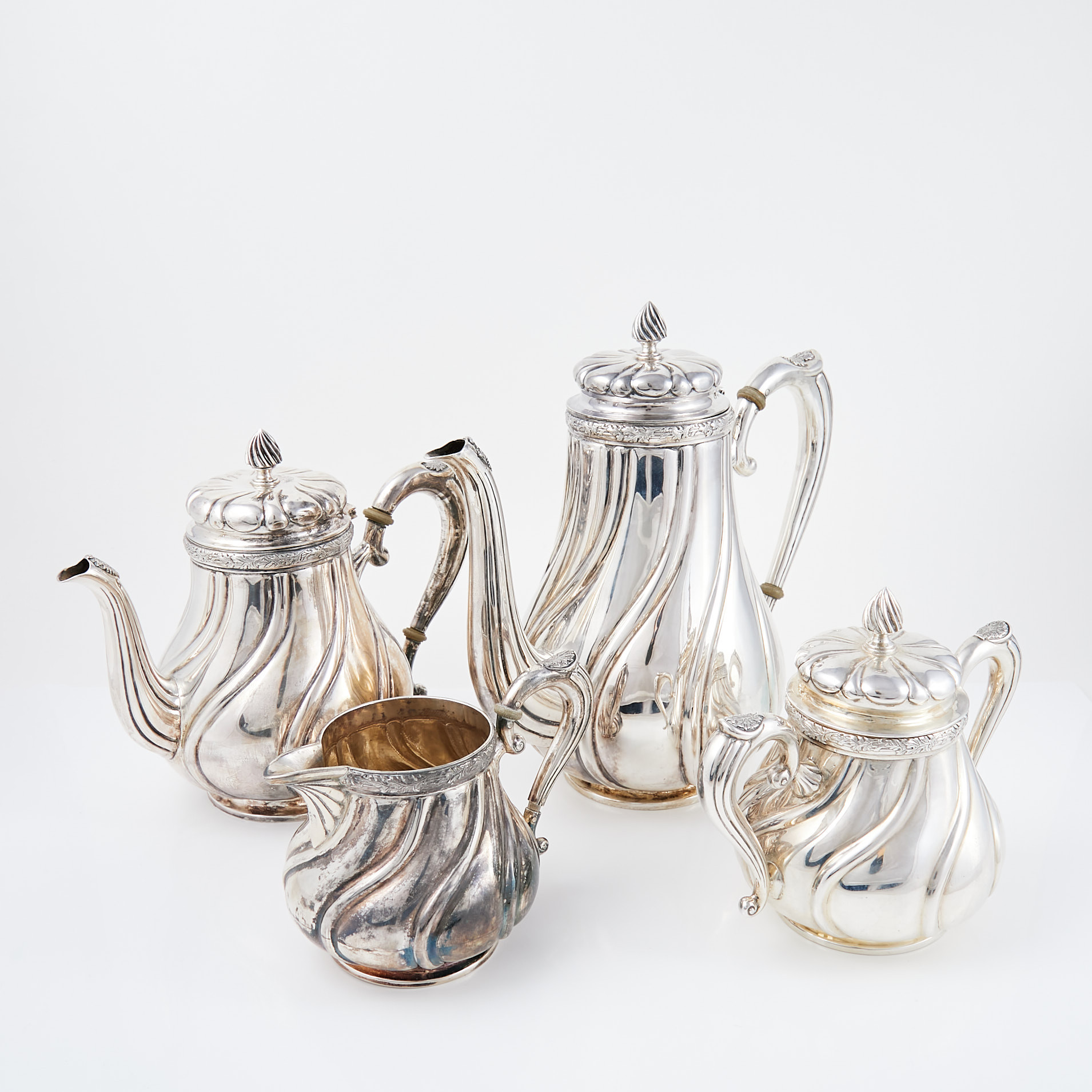 KAFFE / TESERVIS, silver, 4 dlr, uppvängda hänklar, reliefåsar samt dekor av akantusblad.