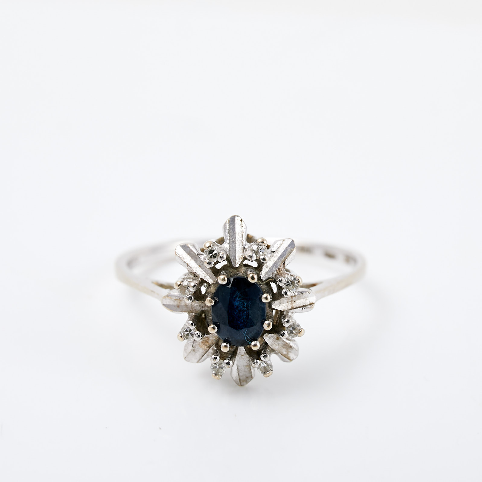 RING, 18 k vitguld, 1 ovalslipad safir, 8 åttkantslipade diamanter, totalt ca 0,04 ct, svensk importsämpel.