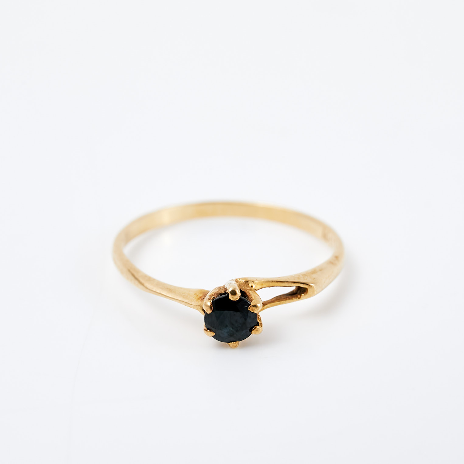 RING, 18 k guld, 1 fasettslipad safir.