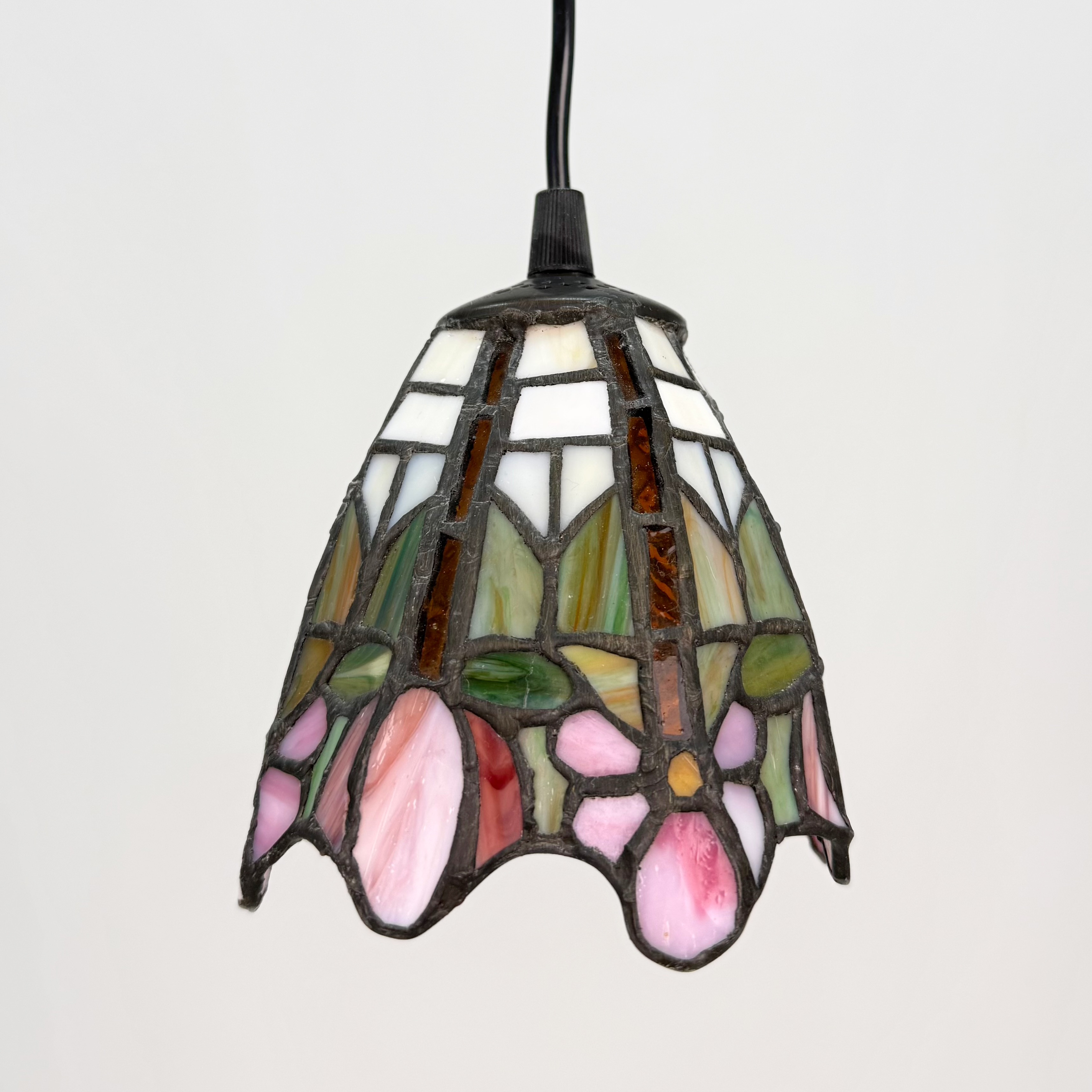 FÖNSTERLAMPA, Tiffany stil, rosa & blå, 1900 tal.