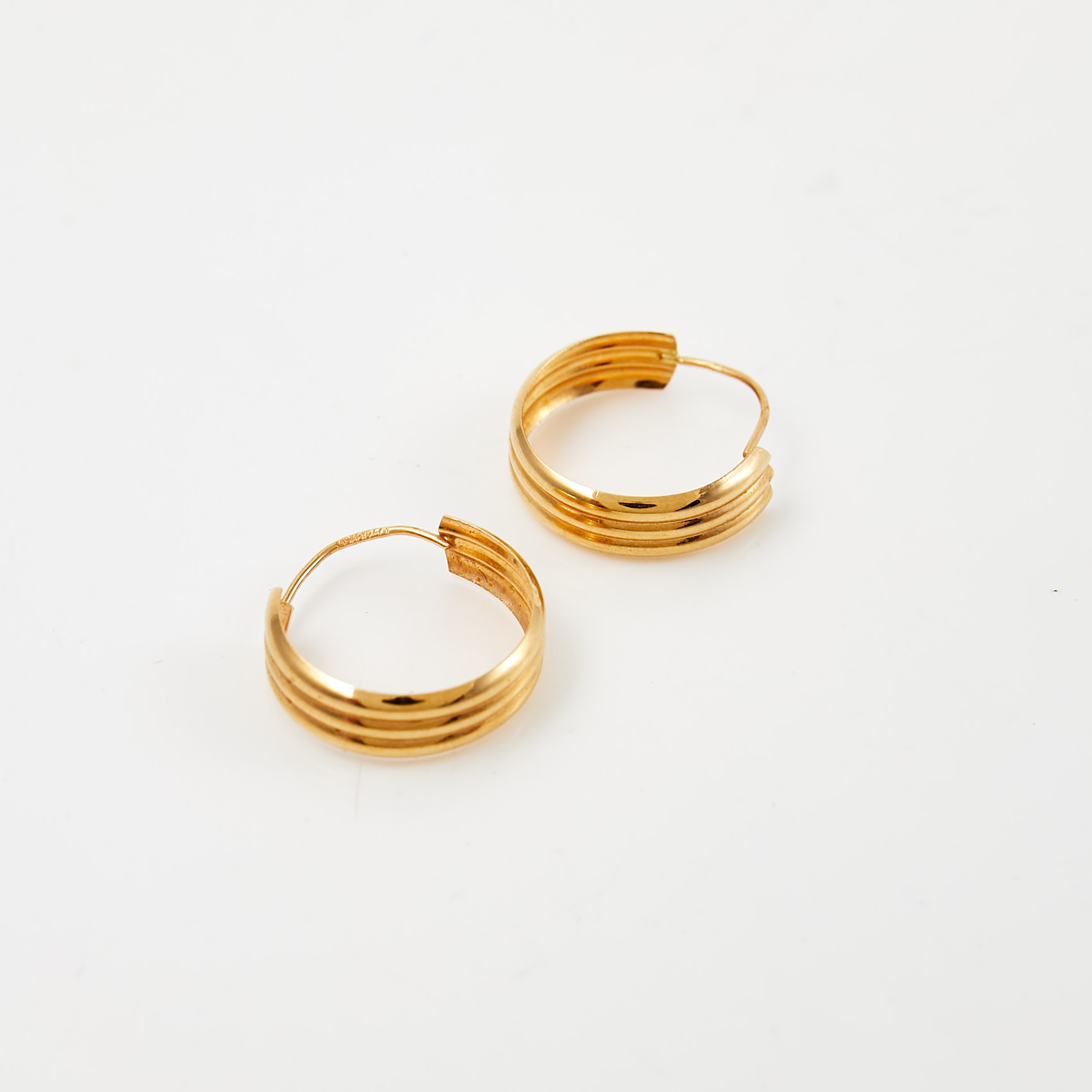 ÖRHÄNGEN, 1 par, 18 k guld, creoler, ribbad dekor, Oriflame International Ab, Stockholm.