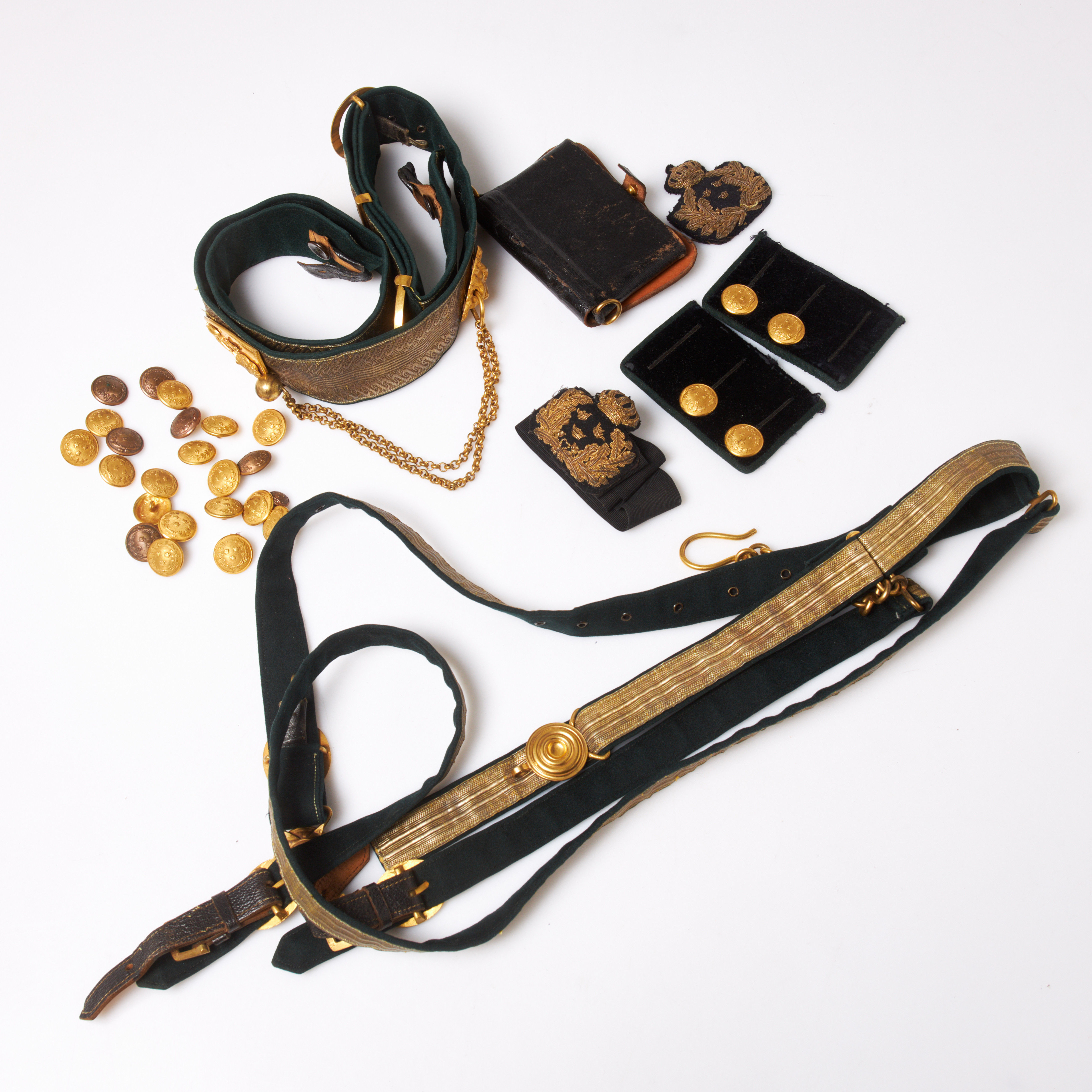 UNIFORMSDELAR. M/1869 för jägmästare, innehåller bl.a kartuschrem med kartuschlåda, förgyllda beslag.