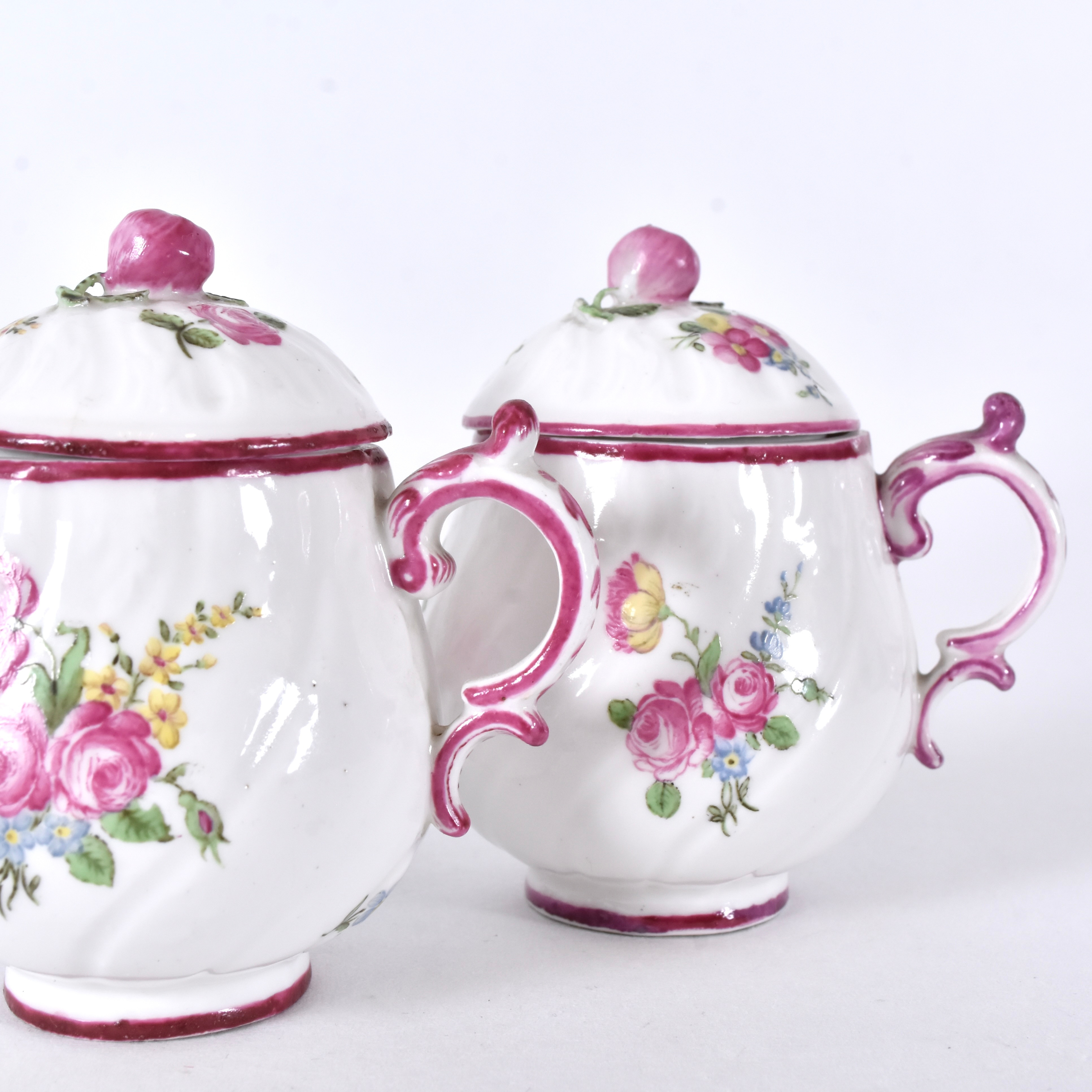 CRÊMEKOPPAR MED LOCK, 1 par, mjukporslin, Pierre Berthevins period 1777-78.