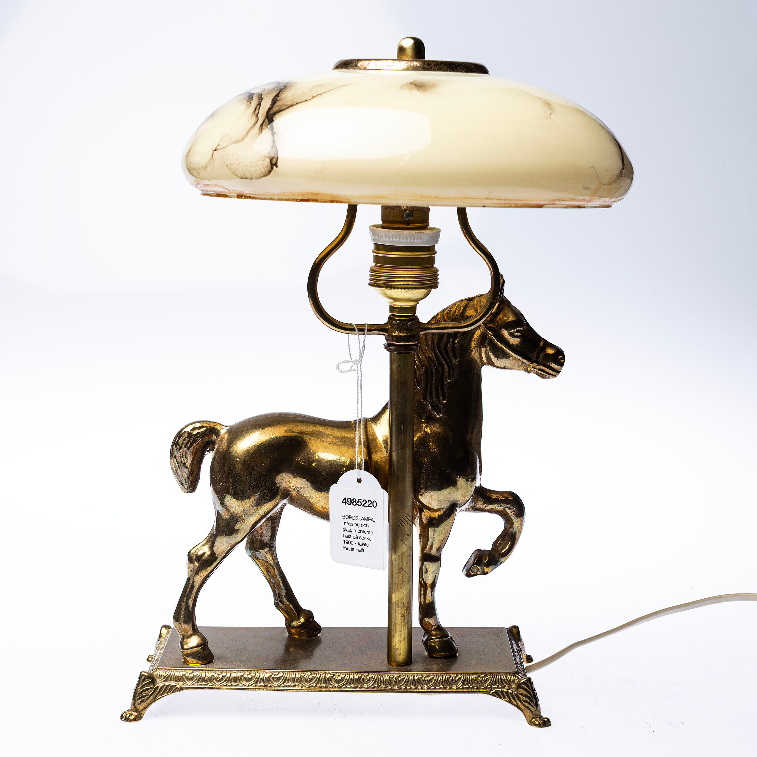 BORDSLAMPA, mässing och glas, monterad häst på sockel, 1900 - talets första hälft.