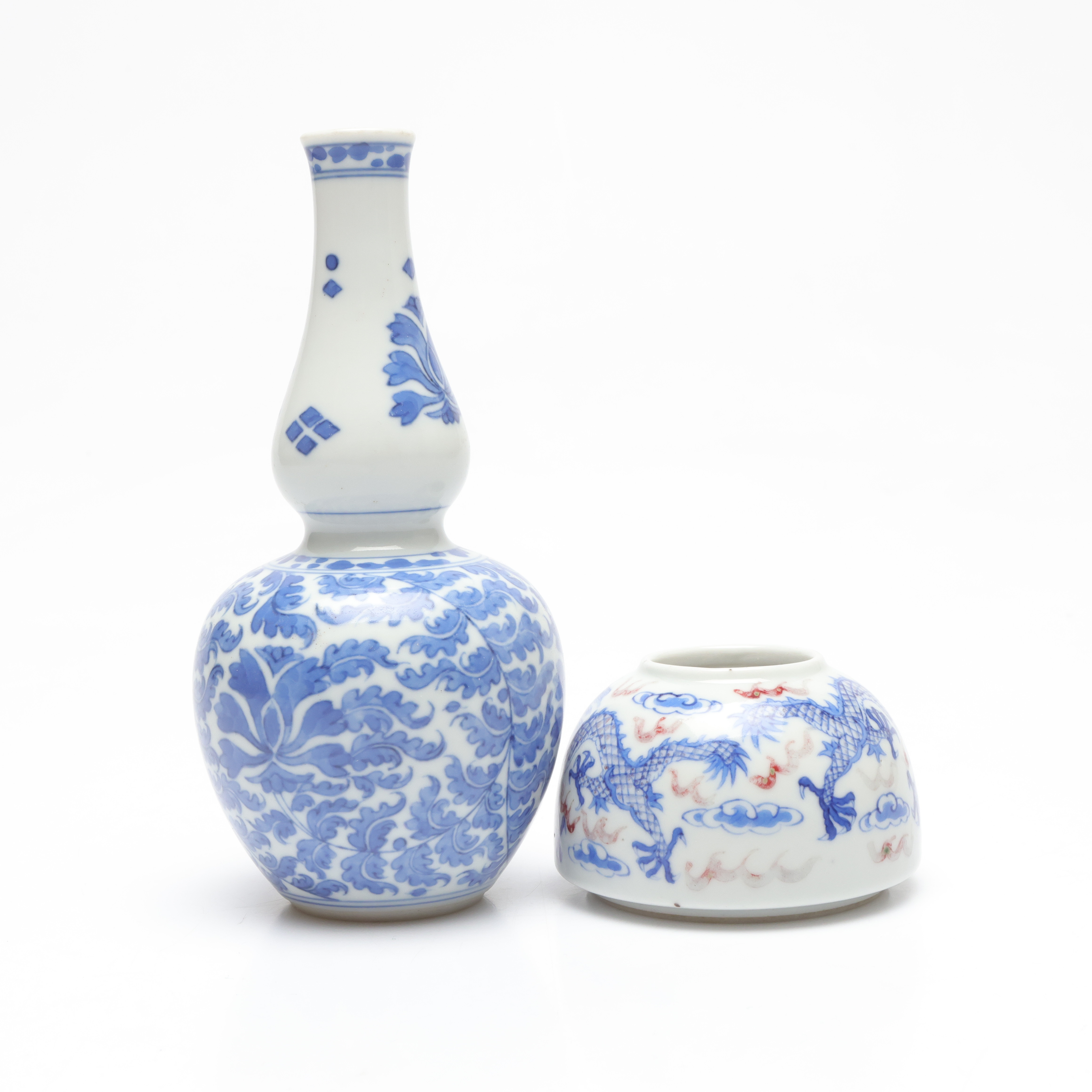 VAS samt BLÄCKHORN, porslin, Kina, ena bär märkning.