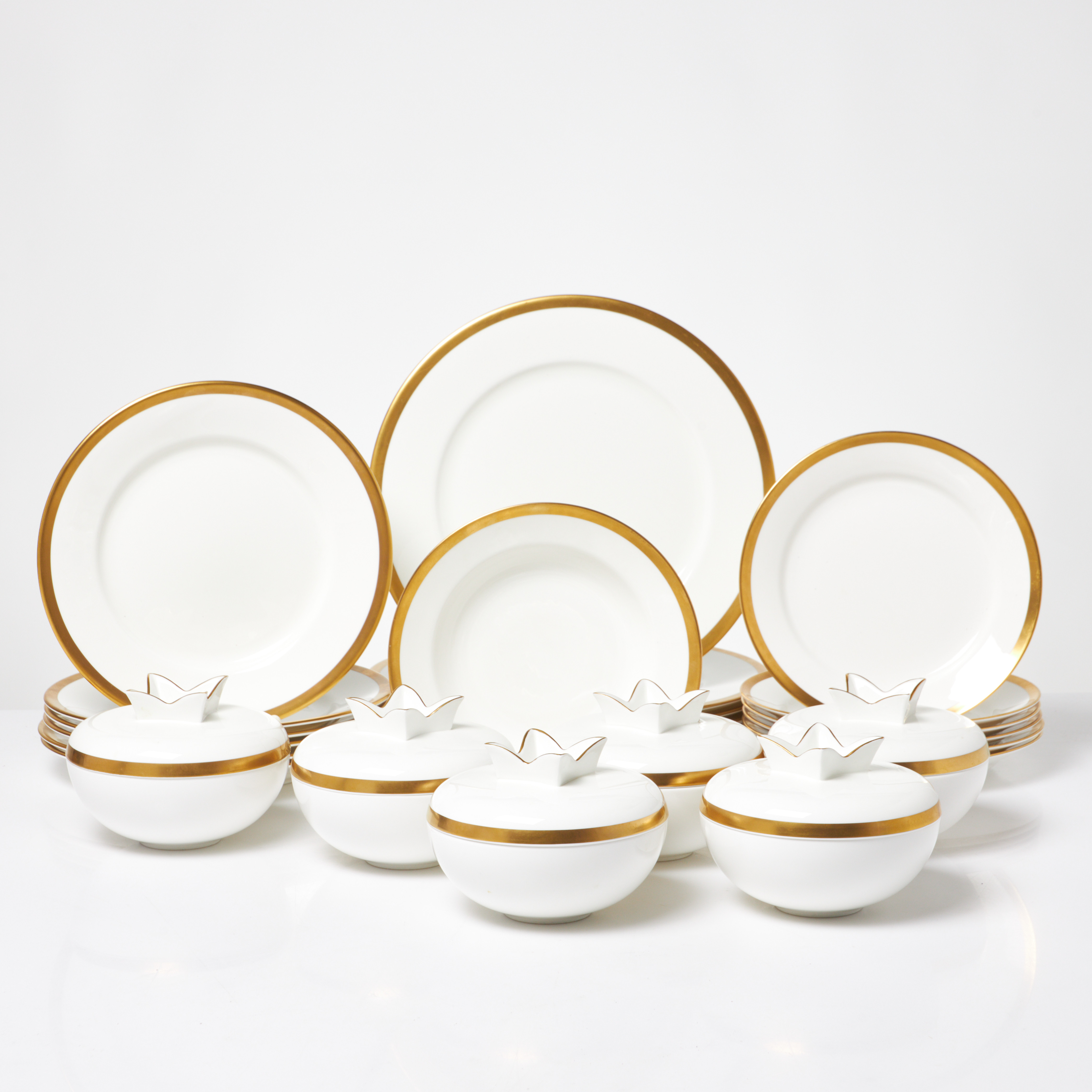 KARIN BJÖRQUIST. Servisdelar, "Nobel", 25 dlr, benporslin, dekor med guldkant, märkta, Rörstrand.