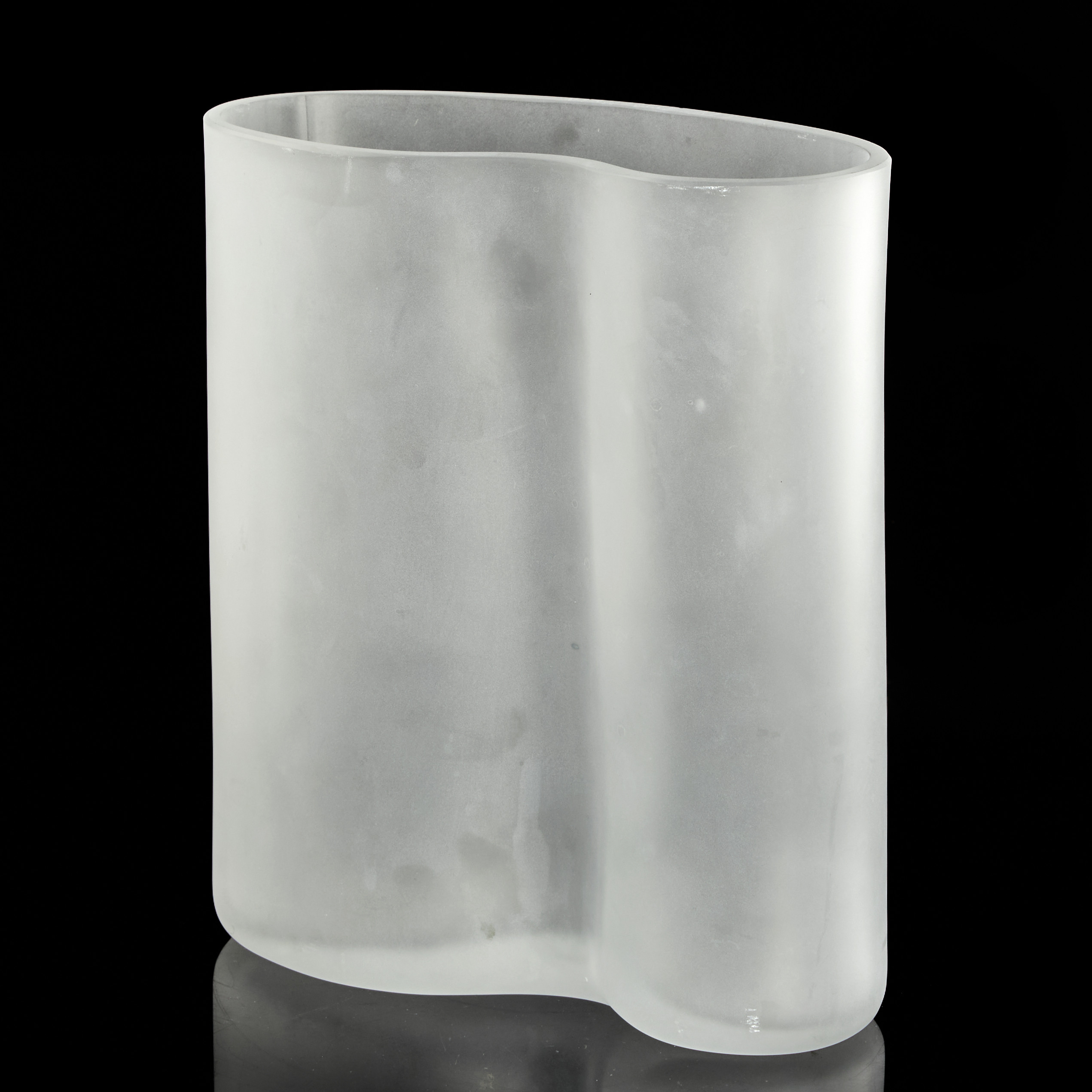 JONAS BOHLIN (SVERIGE, FÖDD 1953). Vas, glas, Reijmyre "Liv" frostad, 1997.