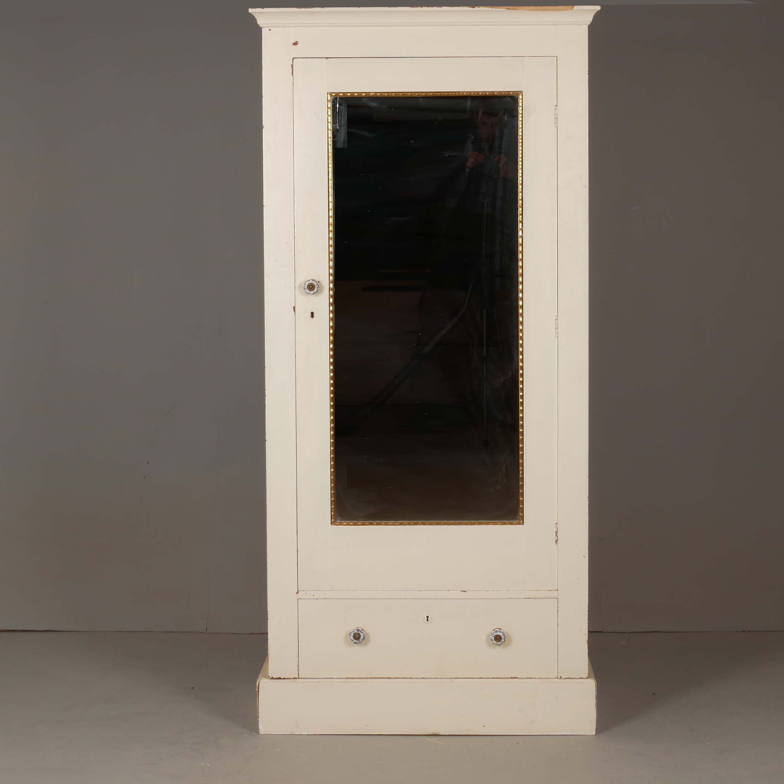 LINNESKÅP, med spegel, Bröderna Wiggmans Möbelfabrik, Krylbo, 1900-talets andra kvartal.