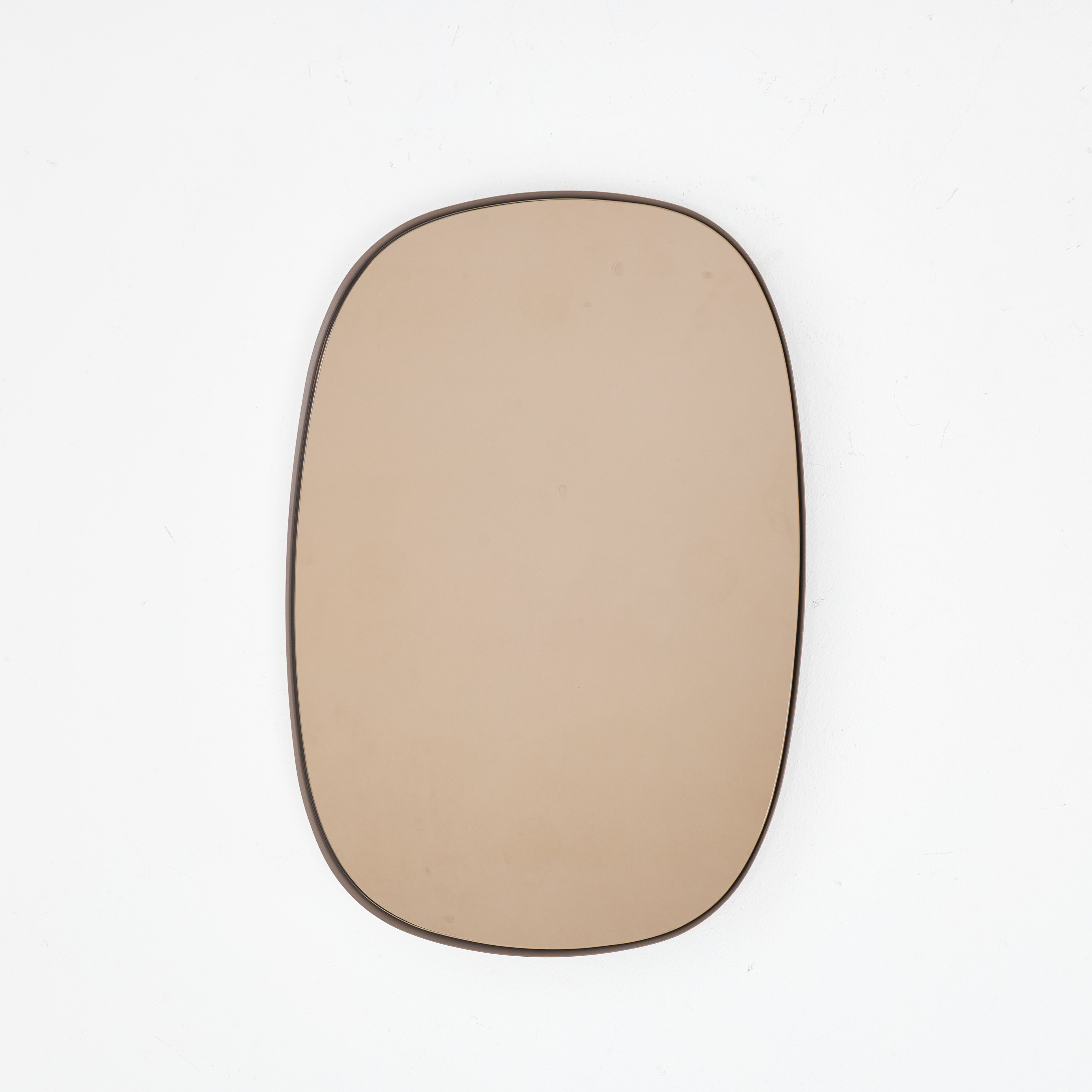 ANDERSSEN & VOLL. Spegel för Muuto, tonat sepgelglas, bakstycke av lackerad metall.