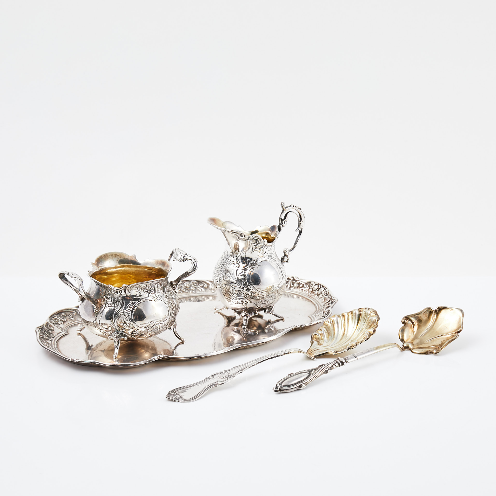 SOCKERSKÅL, GRÄDDKANNA, SERVERINGSSKEDAR, BRICKA, 5 dlr, silver, delvis förgyllt, olika tillverkare, 1800/1900-tal.