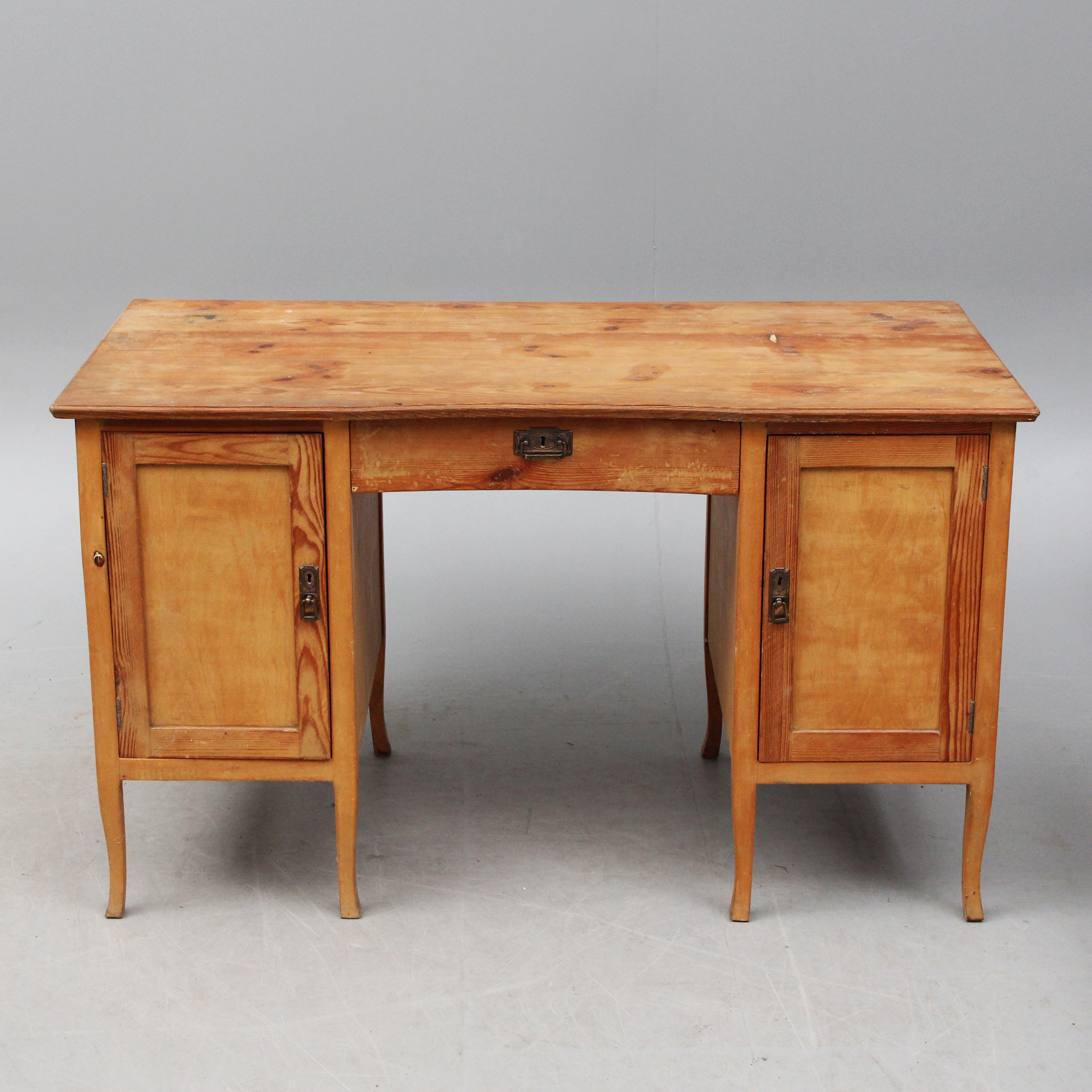 SKRIVBORD, trä, tidigt 1900-tal.