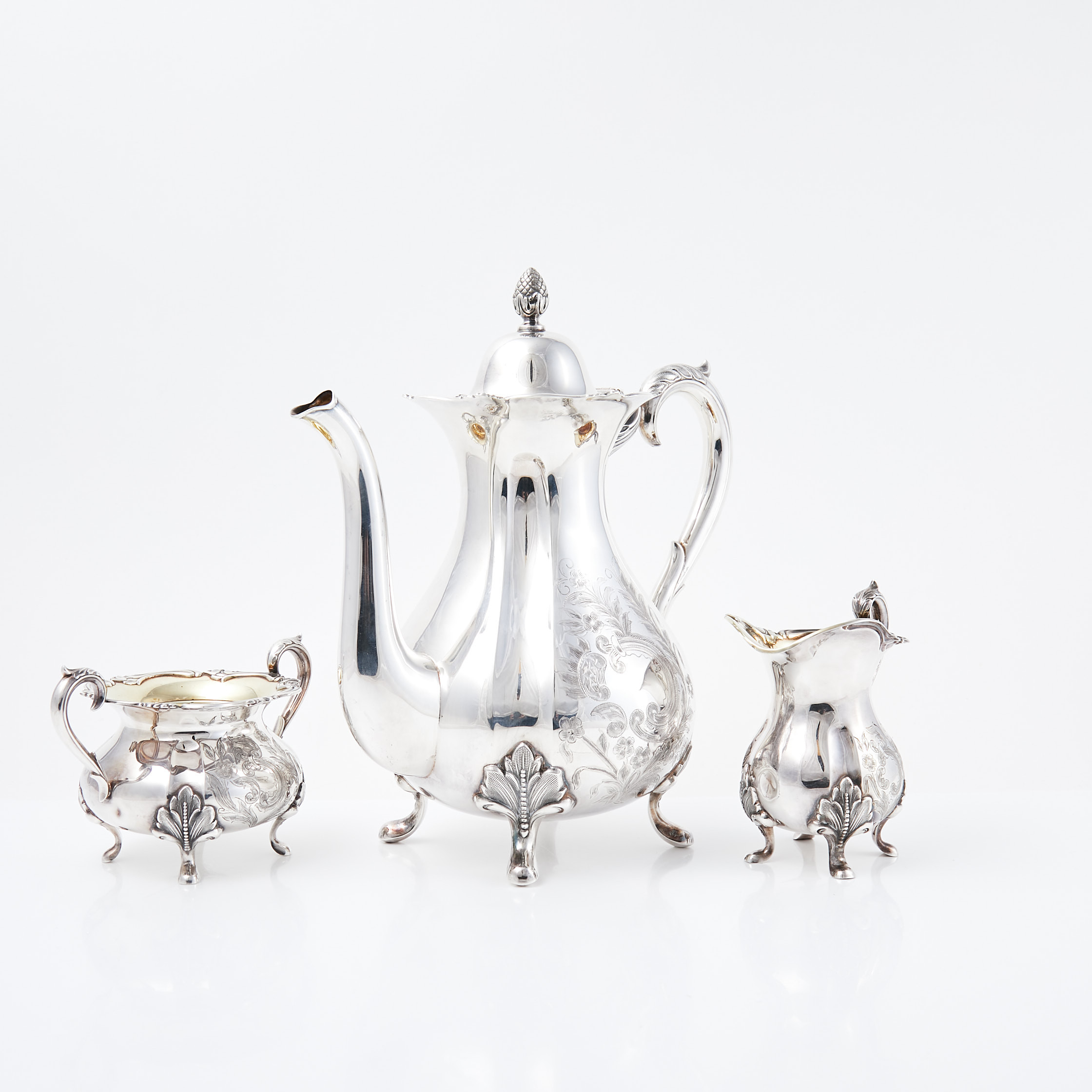 KANNA, GRÄDDKANNA samt SOCKERSKÅL, 3 dlr, silver, rokokostil, ciselerad floral dekor, Finland 1970-tal.