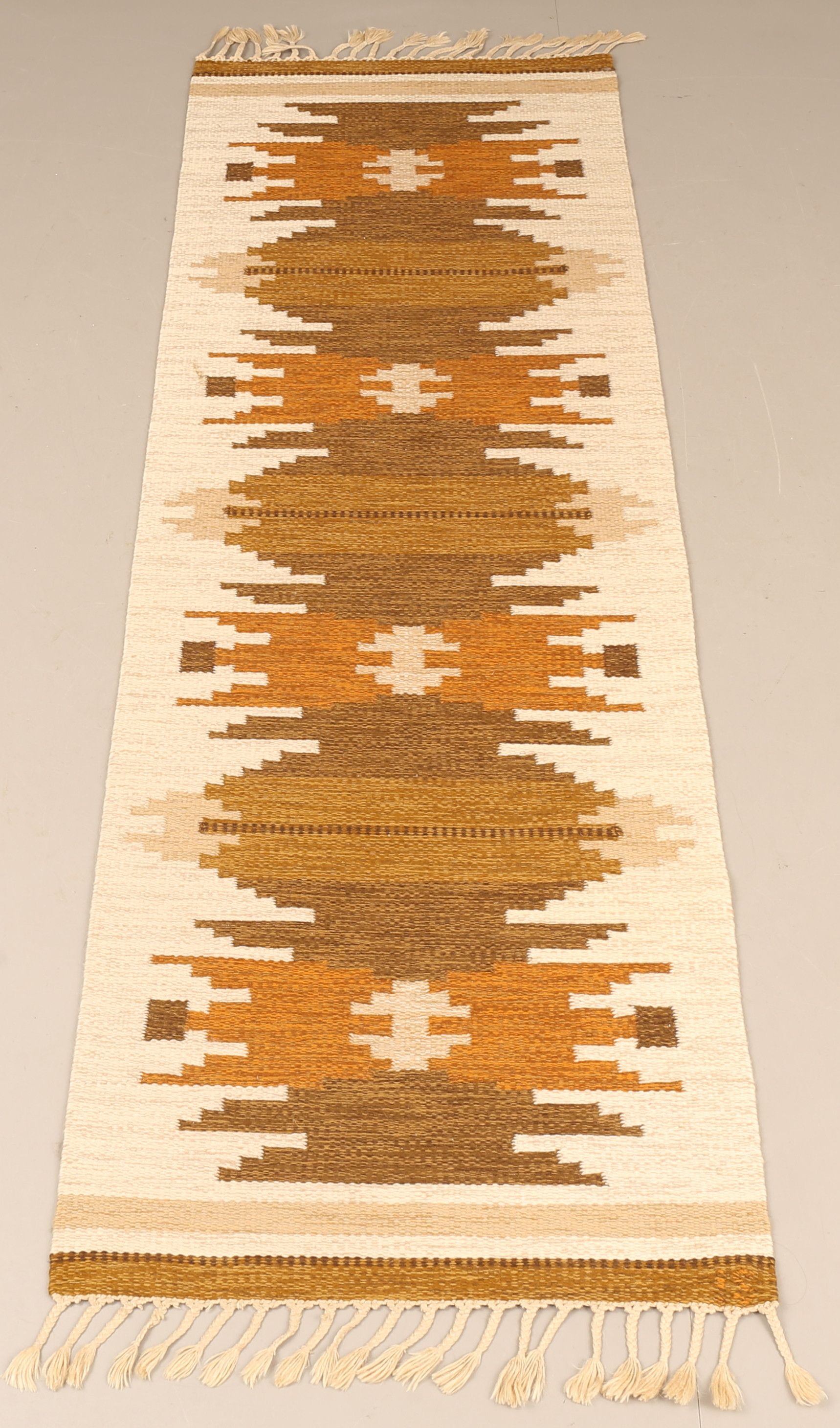 INGEGERD SILOW. Matta, gallerimodell, Röllakan, signerad, cirka 250 x 82 cm.