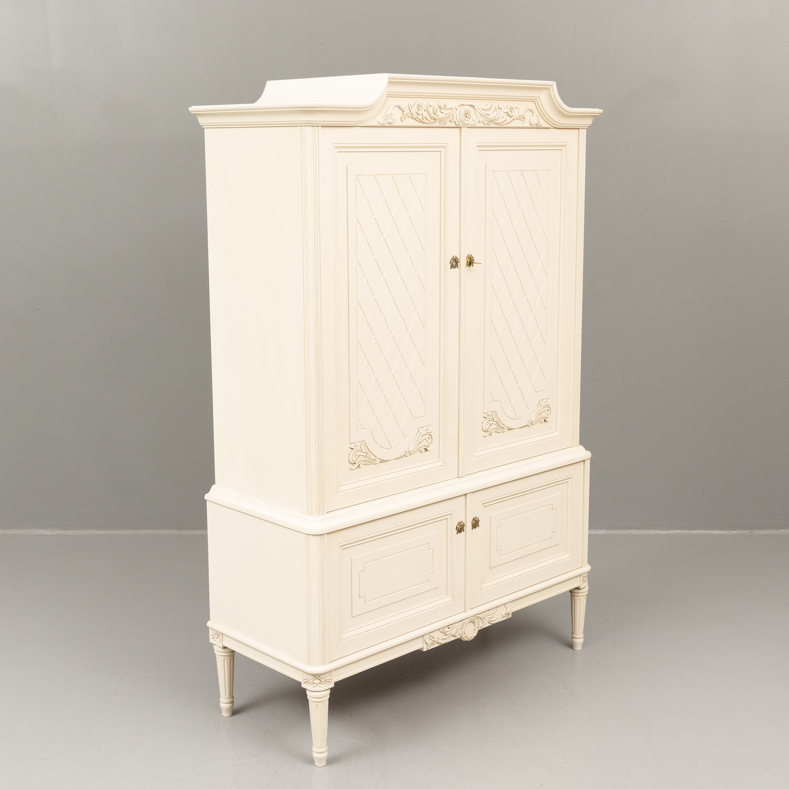 MATSALSSKÅP, vitlackerat trä, gustaviansk stil, 1900-talets andra hälft.