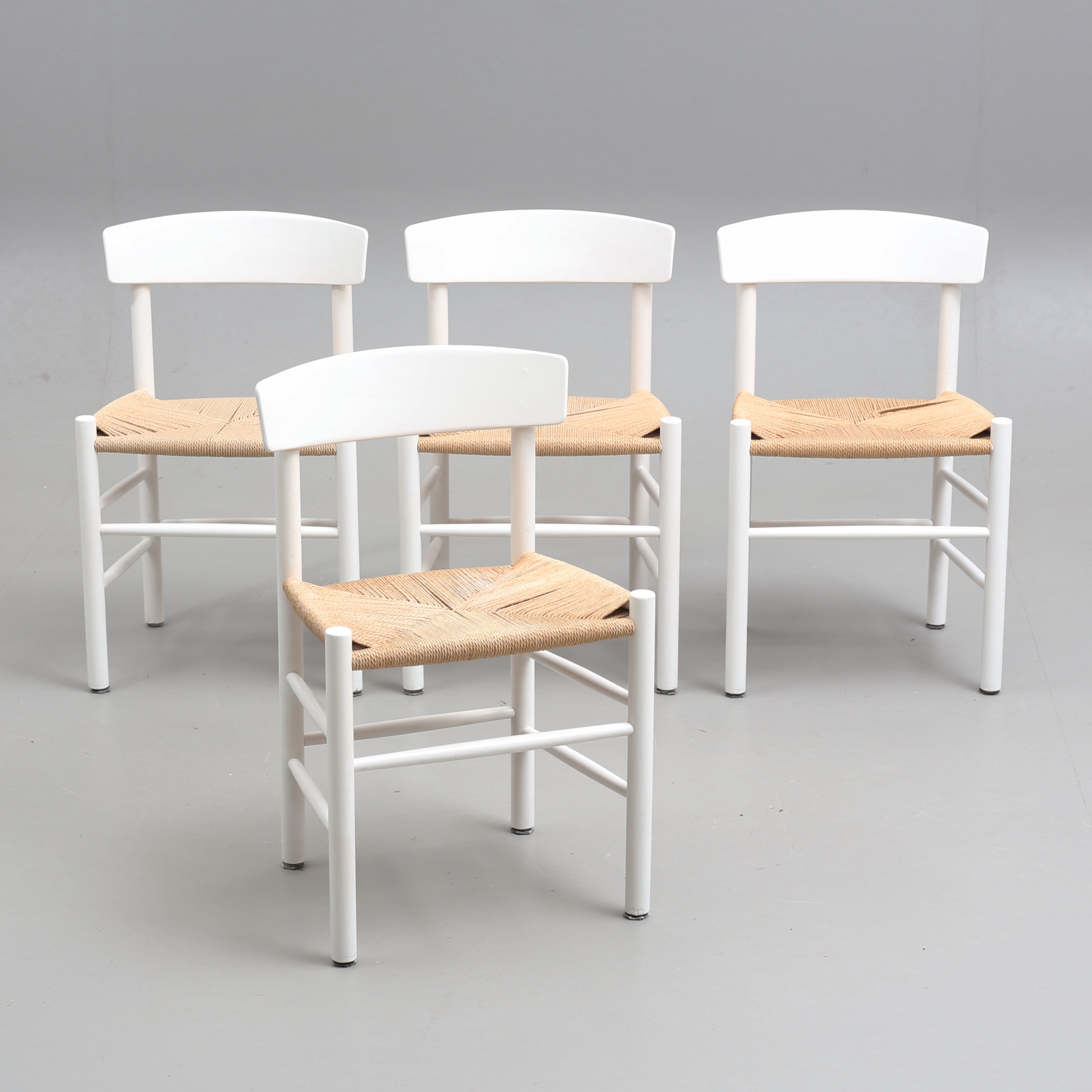 BØRGE MOGENSEN. Stolar 4 st, "Folkestolen", vita med snörsits, modell J-39, Danmark.
