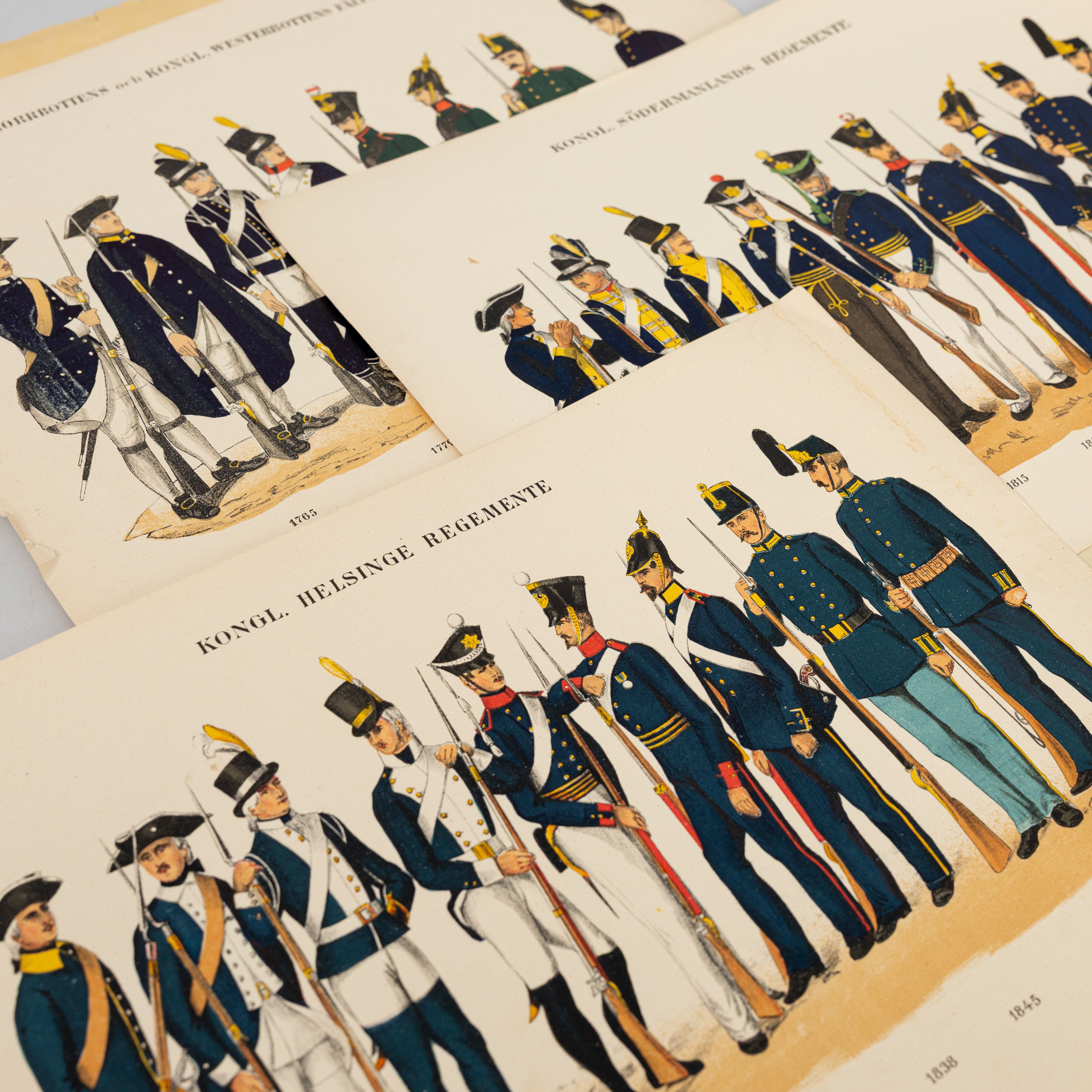 PLANSCHER 11 st, bl.a ur "Svenska krigsmaktens officers munderingar under Bernadottska Ätten".