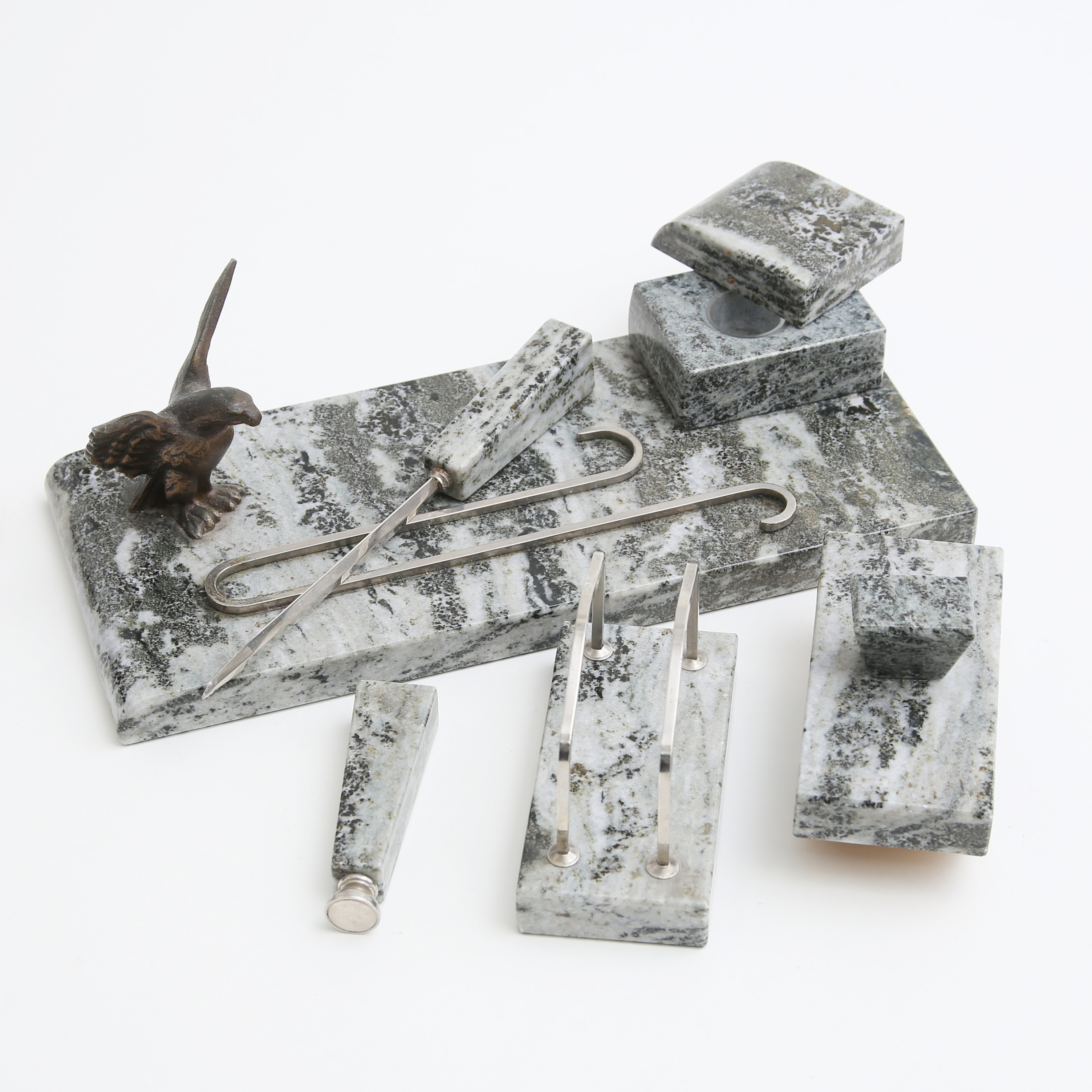 SKRIVBORDSUPPSATS, 5 delar, marmor/ metall, 1900-talets första hälft.