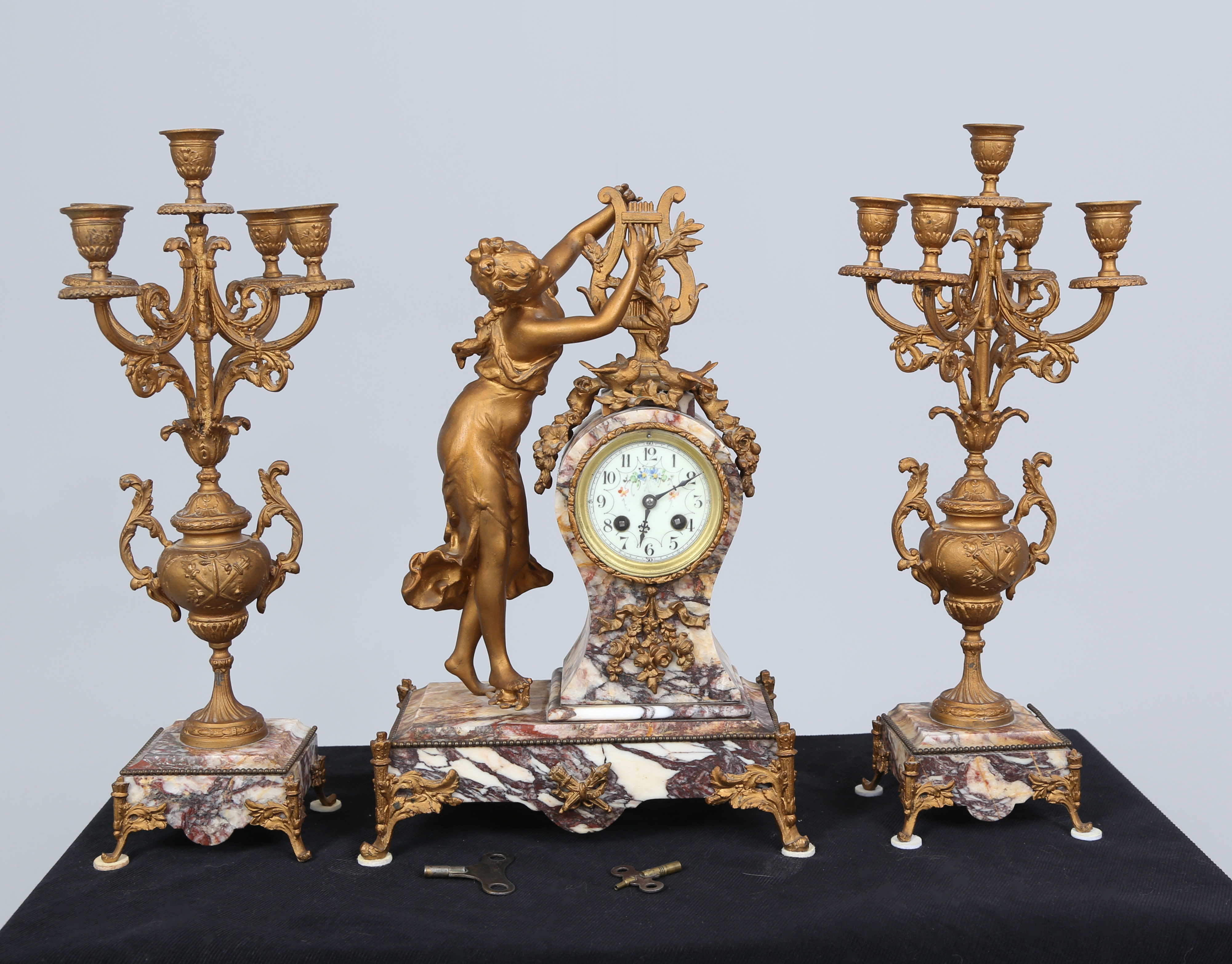 GARNITYR, 3 delar, patinerad metall och marmor, troligen Frankrike, 18/1900-tal.