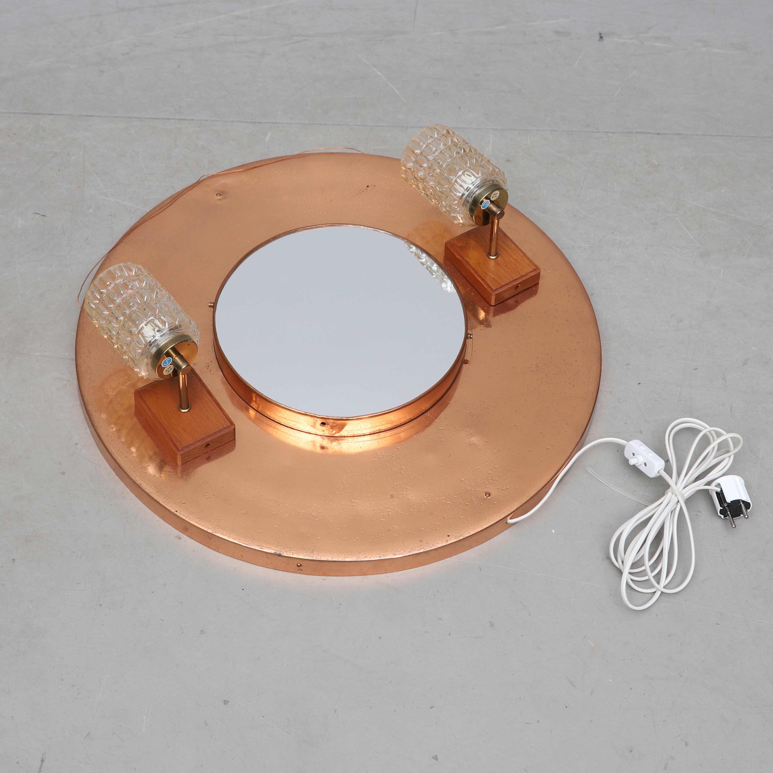 SPEGEL MED BELYSNING, koppar, glas och teak, 1900-talets andra hälft.