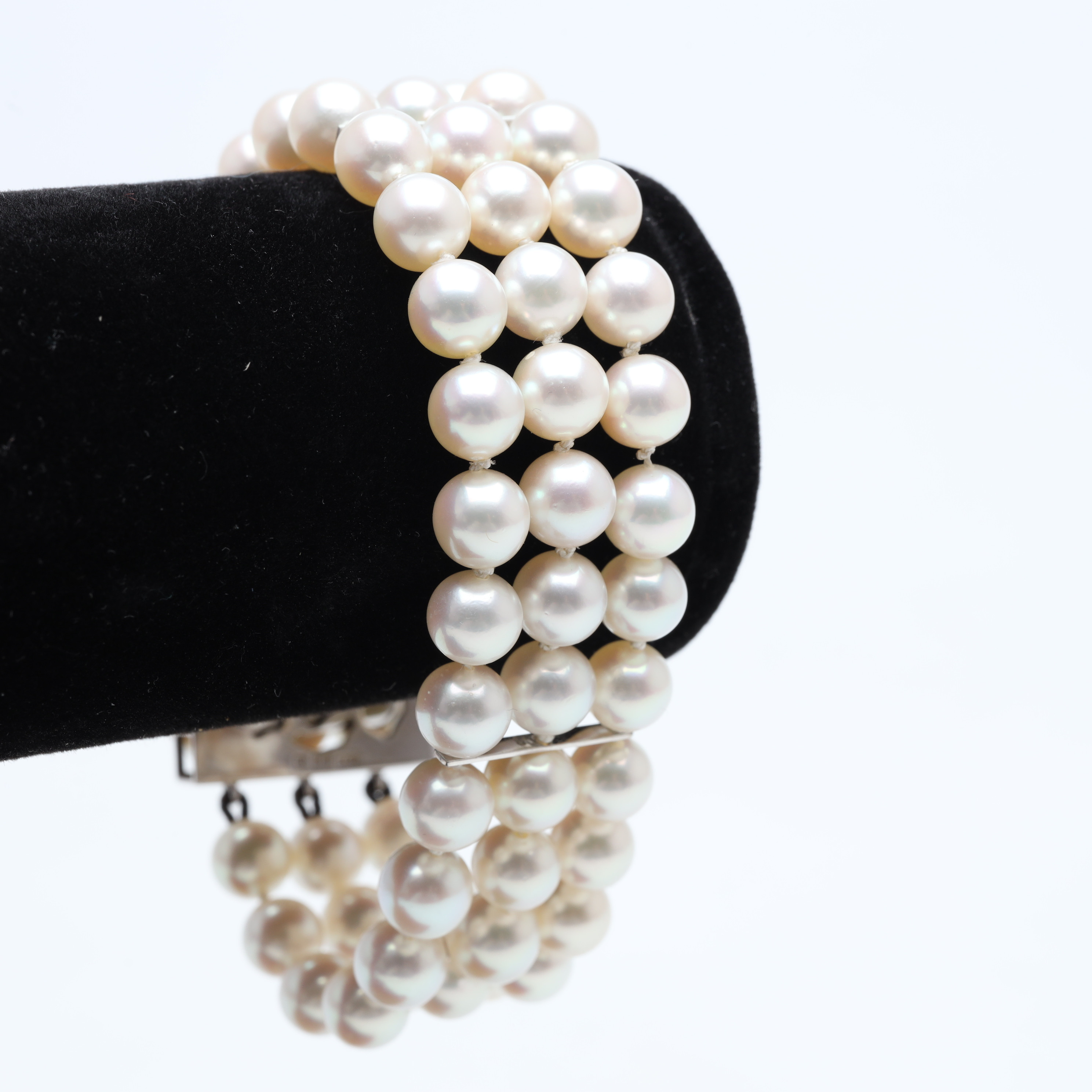 PÄRLARMBAND 14K guldlås och gulddetaljer.