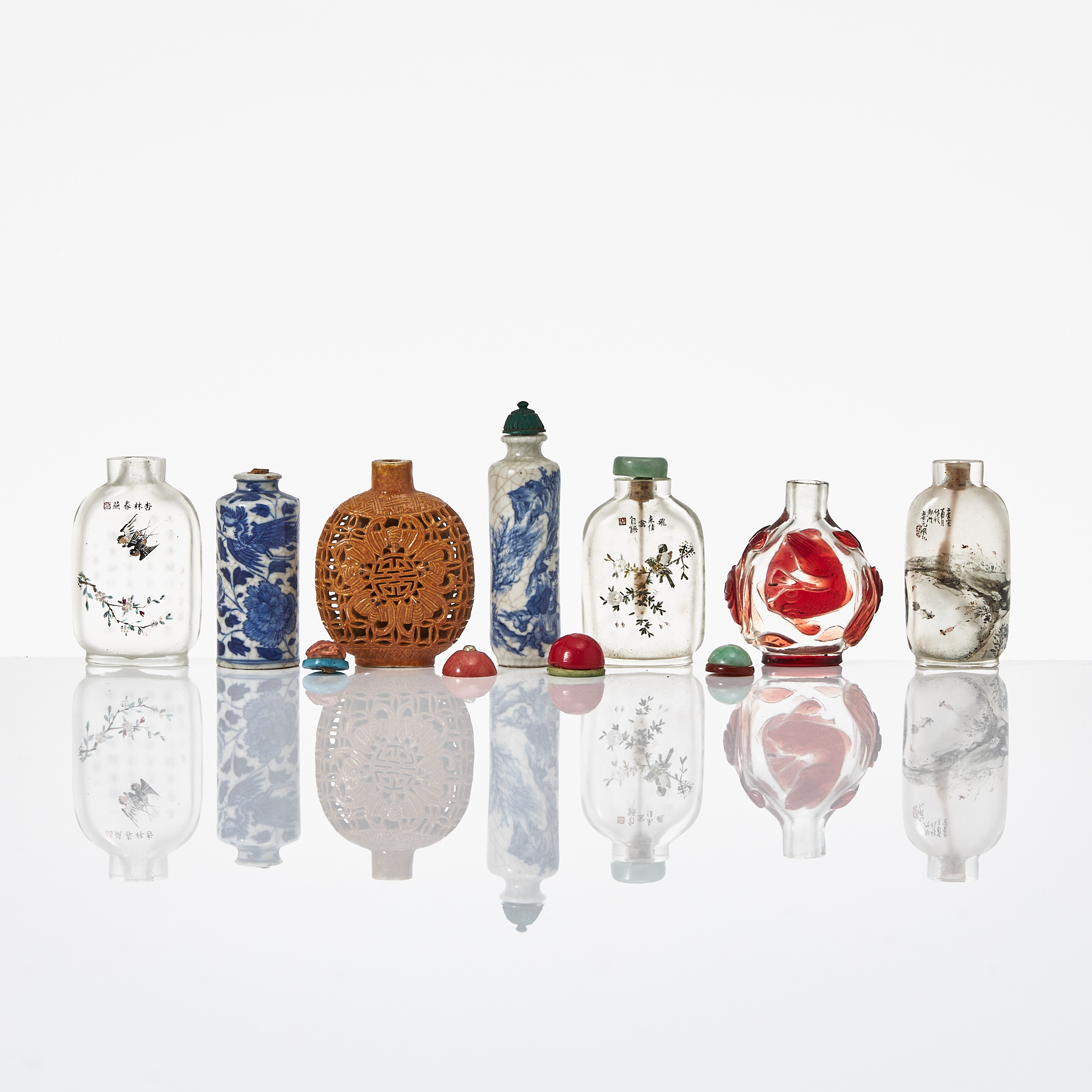 SNUSFLASKOR, 7 st., porslin och glas, Kina, 1900-tal, varierande dekor av blommor och fåglar, kalligrafi.