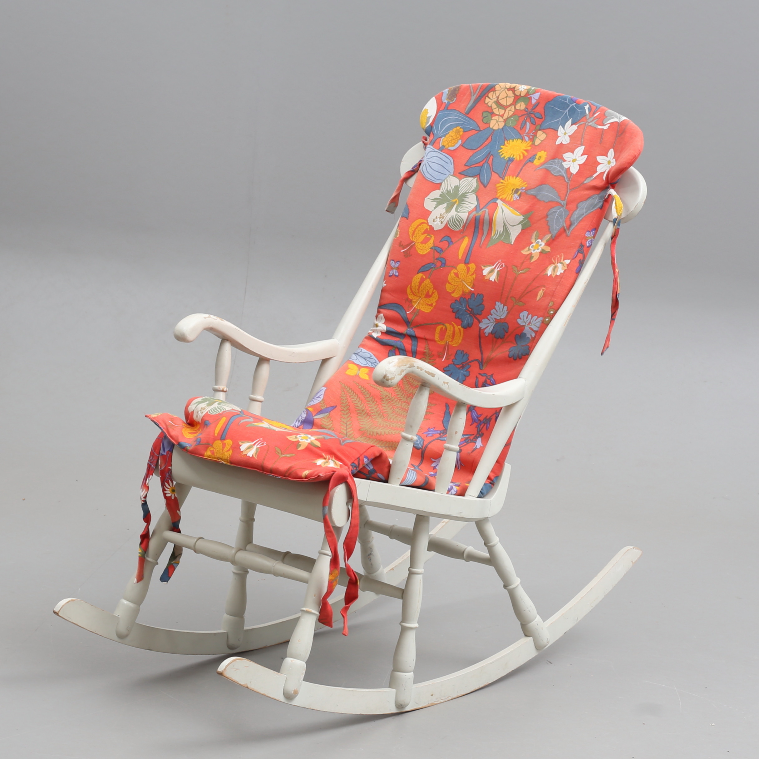 GUNGSTOL, vitlackad bok, Alsterbro Möbler, 1900-talets andra hälft.