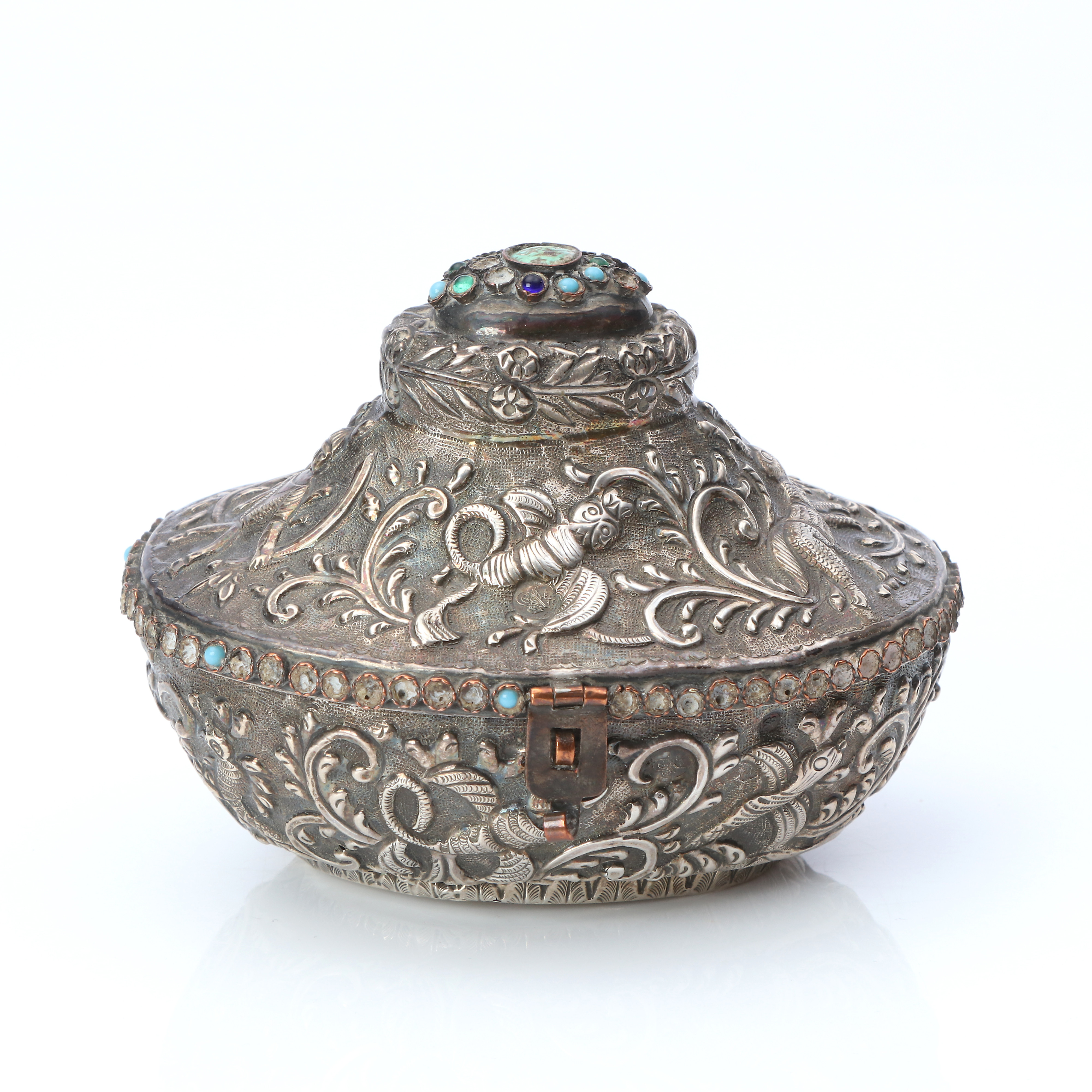 ASK. Hamrat silver, låsning och gångjärn i koppar. Troligen Persien. Total vikt ca 120 gram.