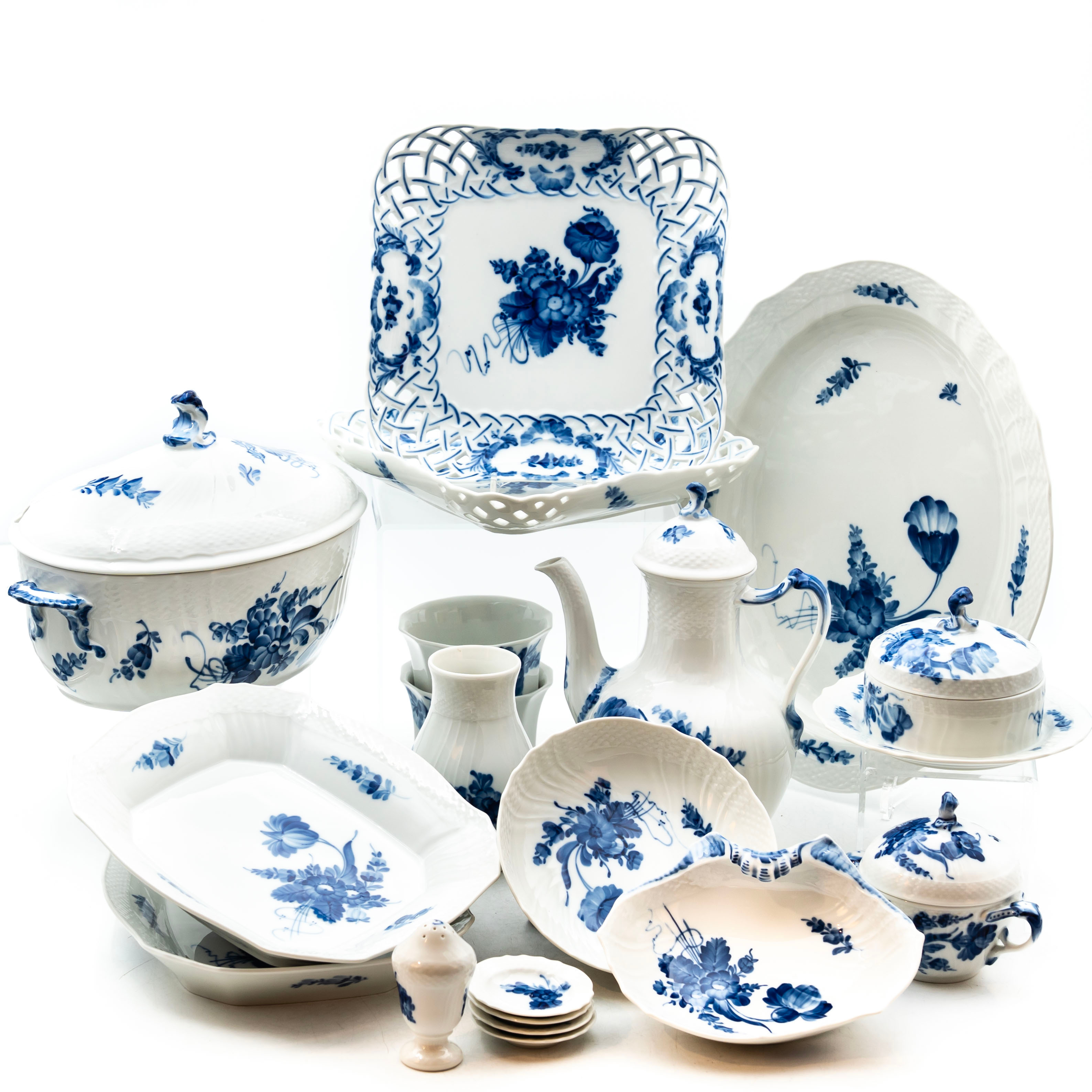 PORSLINSSERVIS, "Blå Blomster", 19 Delar, Royal Copenhagen, Danmark.