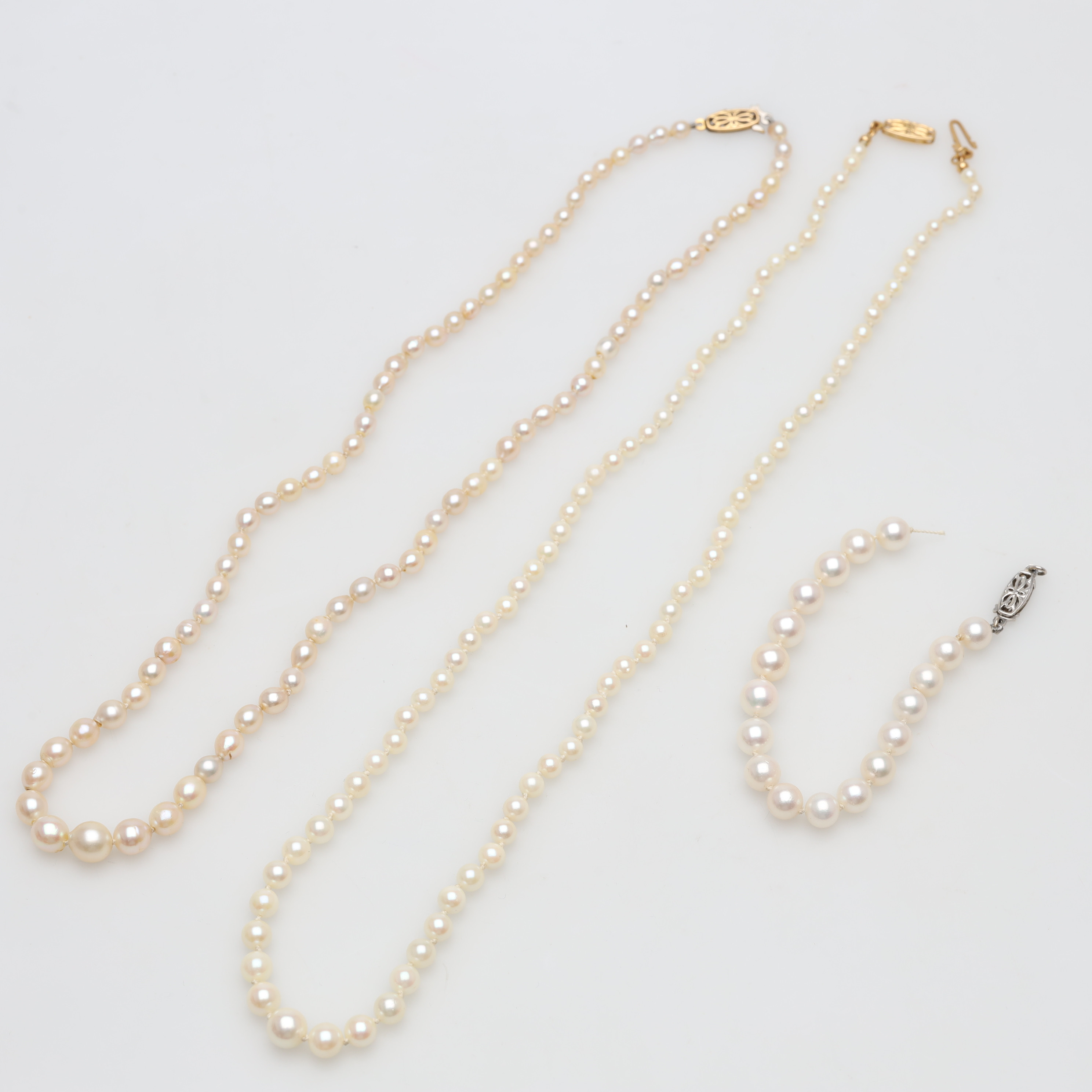 PÄRLCOLLIER samt PÄRLARMBAND 3 stycken, lås 18K guld.