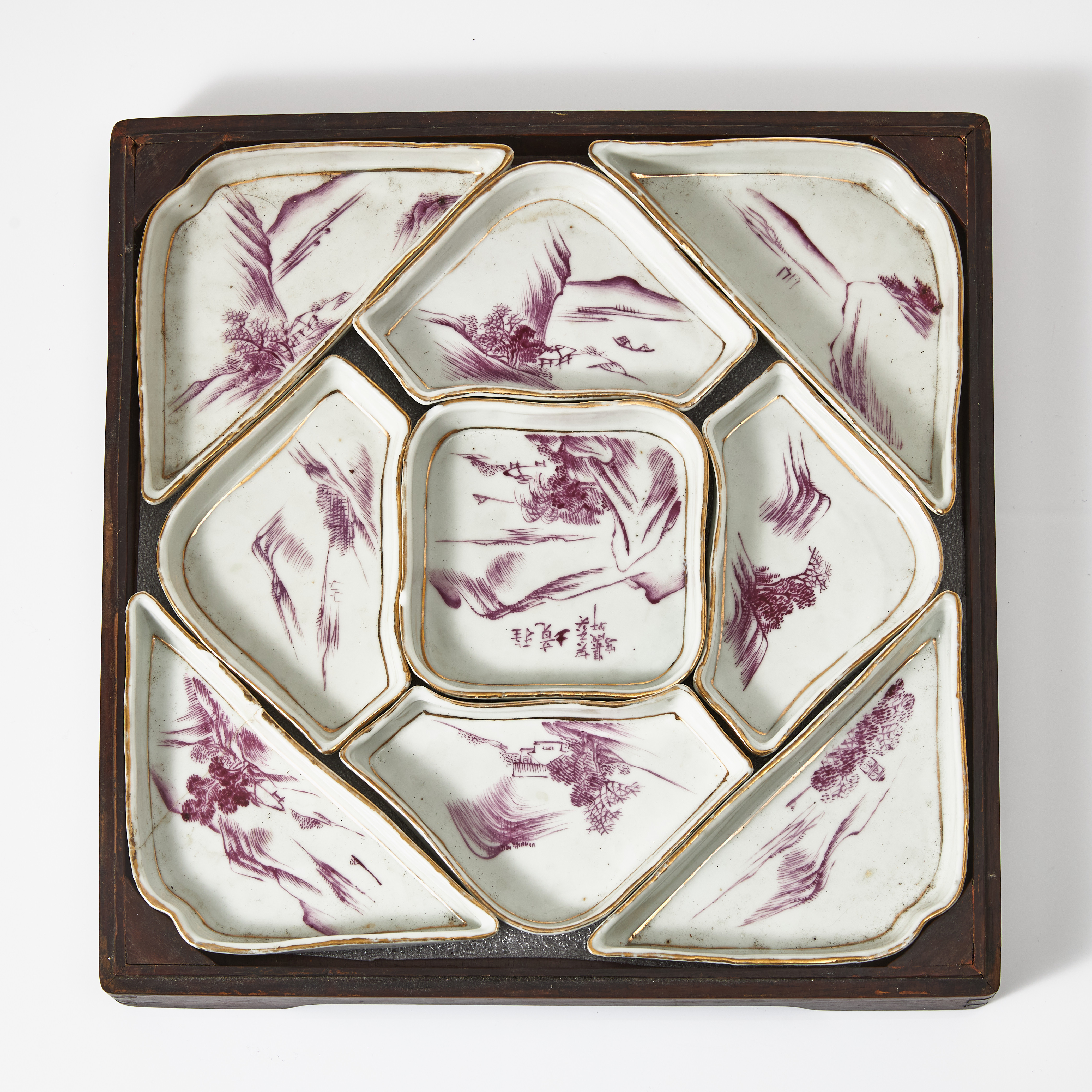 CABARET, 9 dlr., porslin, Kina, 1900-talets första hälft, dekor av flodlandskap i magenta, kalligrafi.