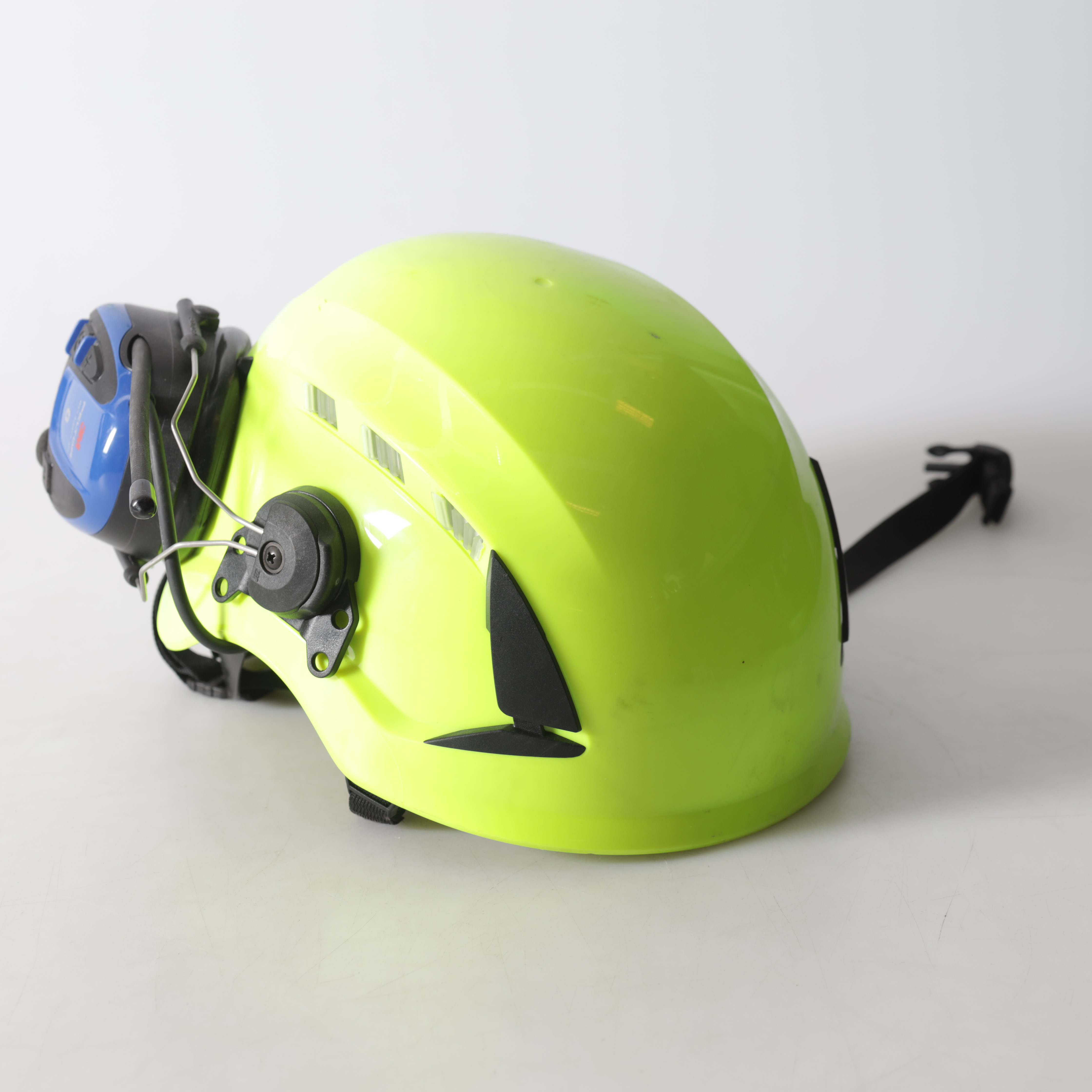 HJÄLM med hörlurar, 3M Peltor,samtida.