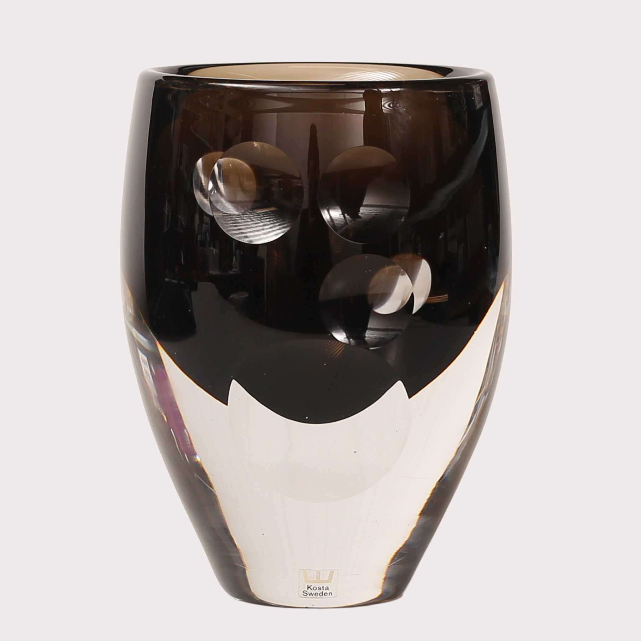 MONA MORALES-SCHILDT. Skulptur, "Ventana", rökfärgat underfång med optiska slipningar, signerad.