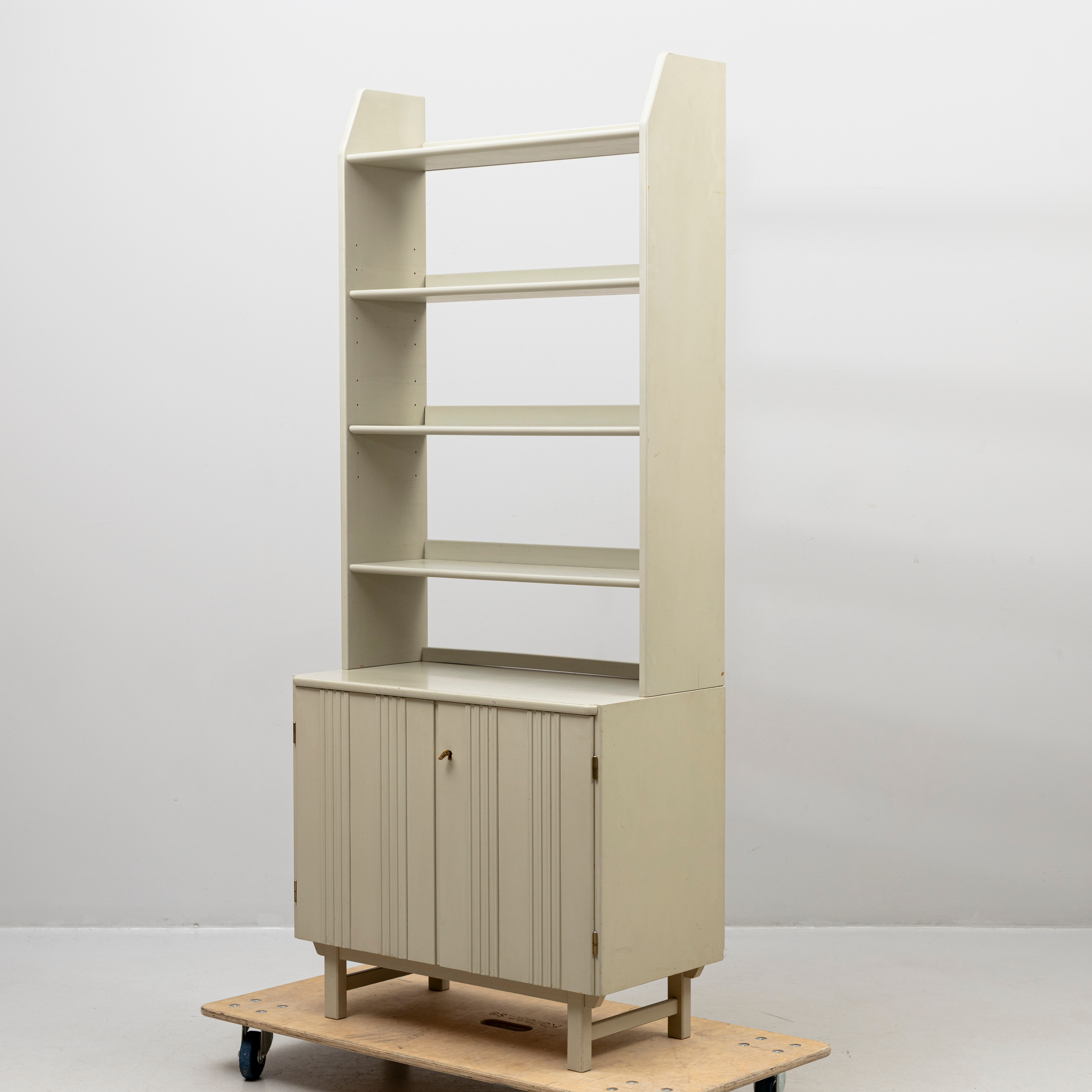 CARL MALMSTEN. Bokhylla med skåp, "Vardags", etikettmärkt, Svensk Fur, 1900-talets andra hälft.